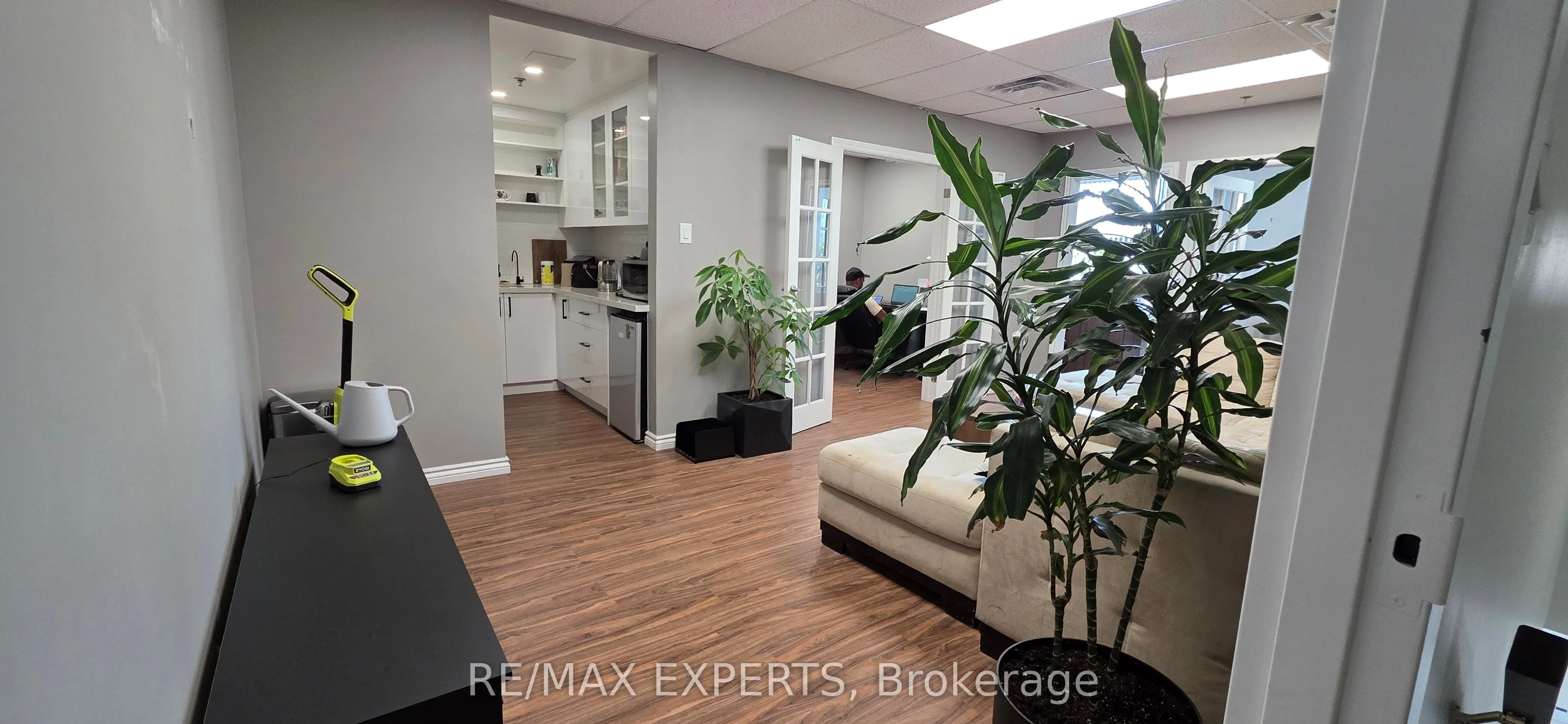 242 Applewood Crescent, #4