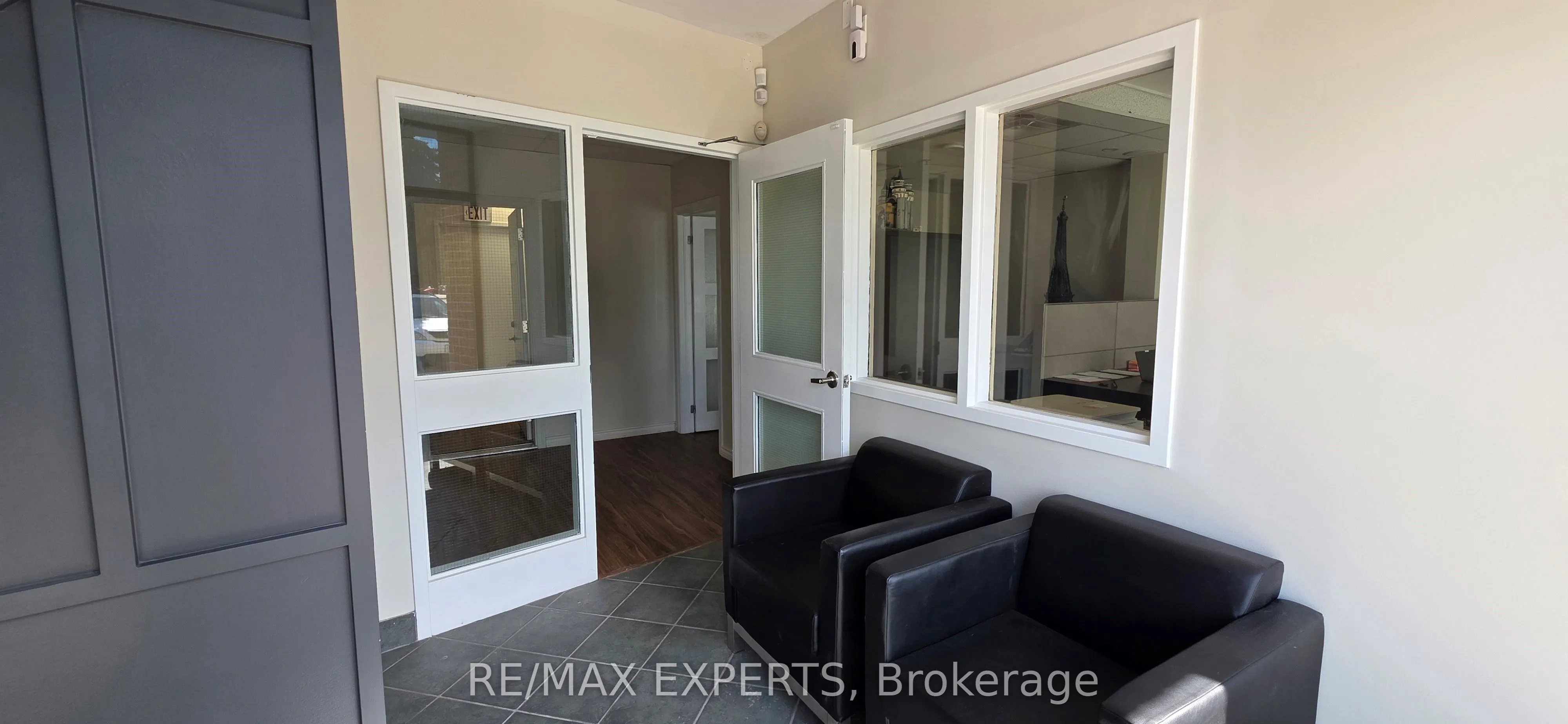 242 Applewood Crescent, #4