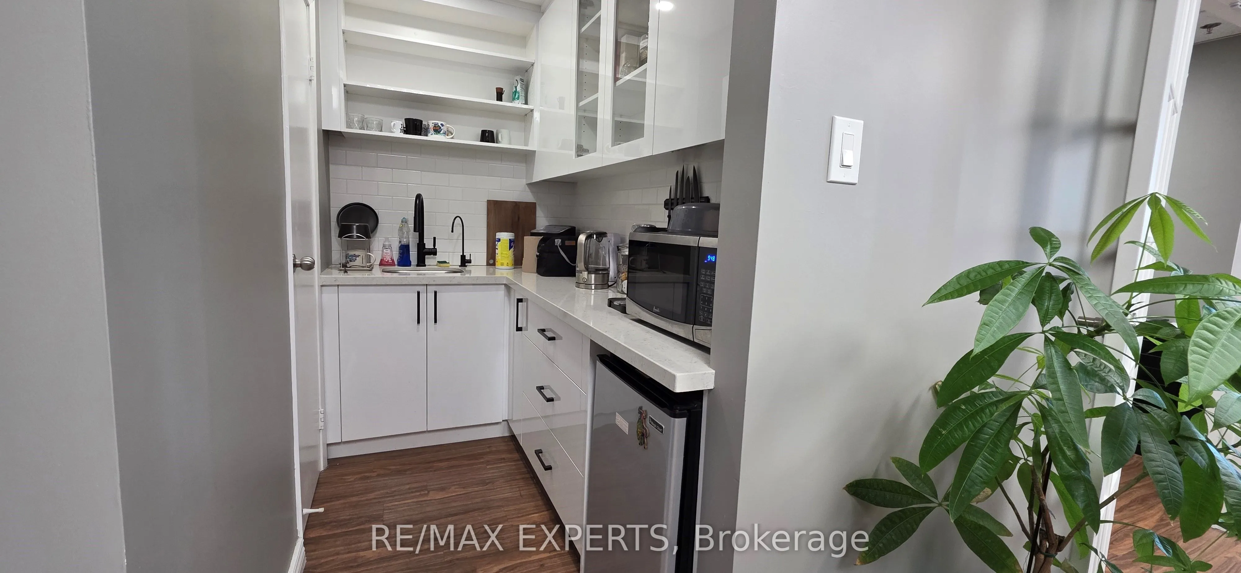 242 Applewood Crescent, #4