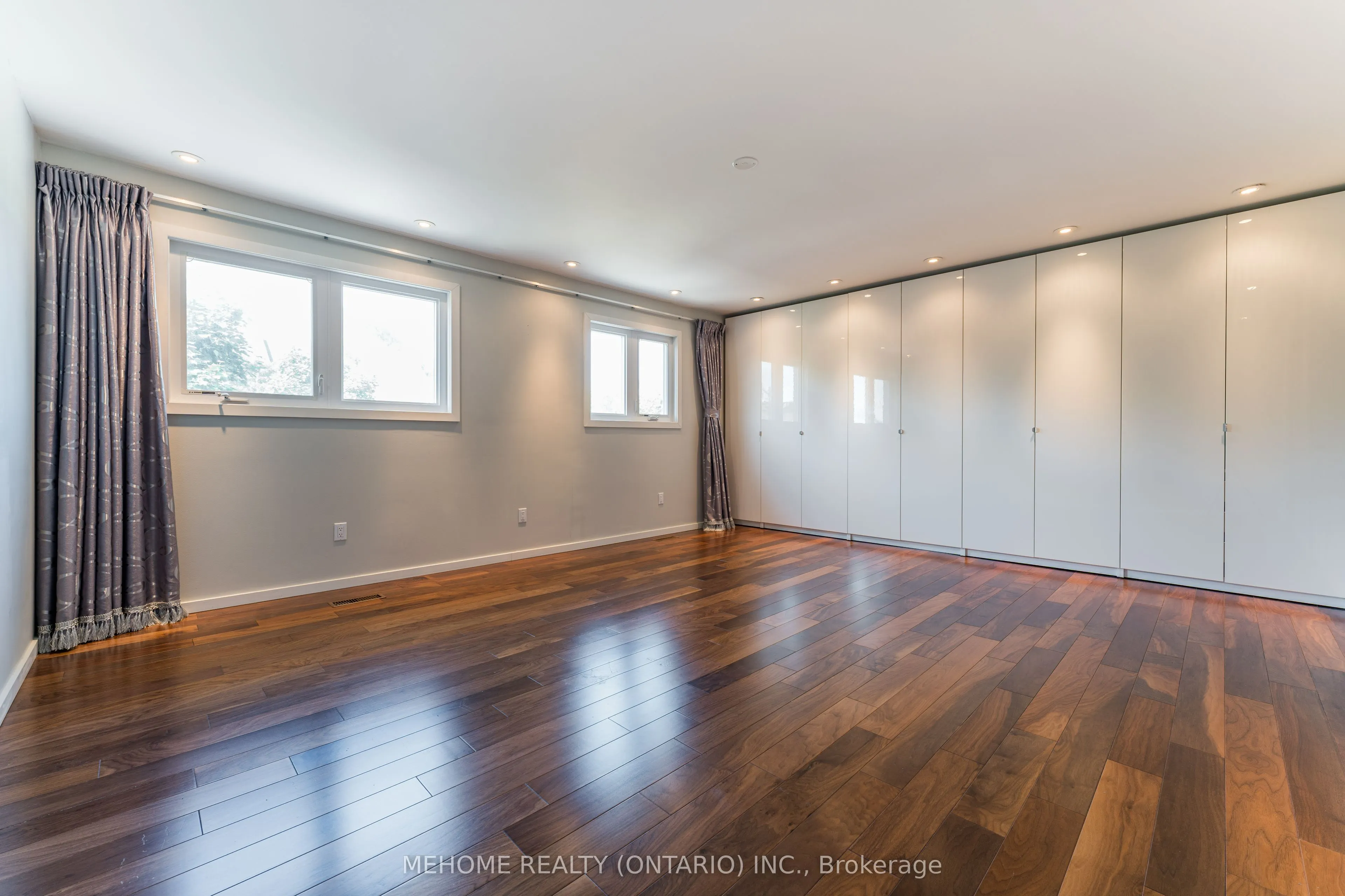 6 Thames Court