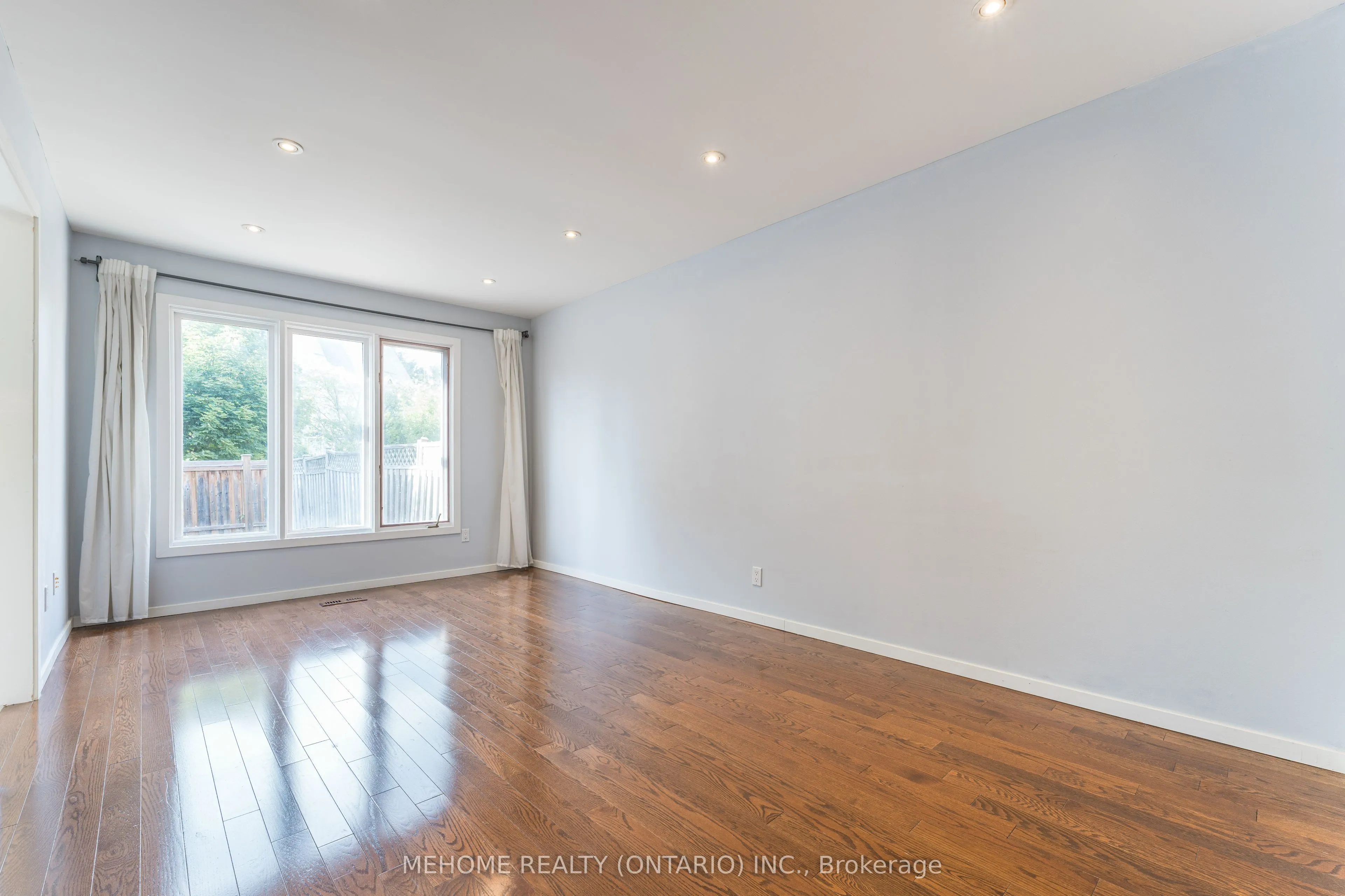 6 Thames Court