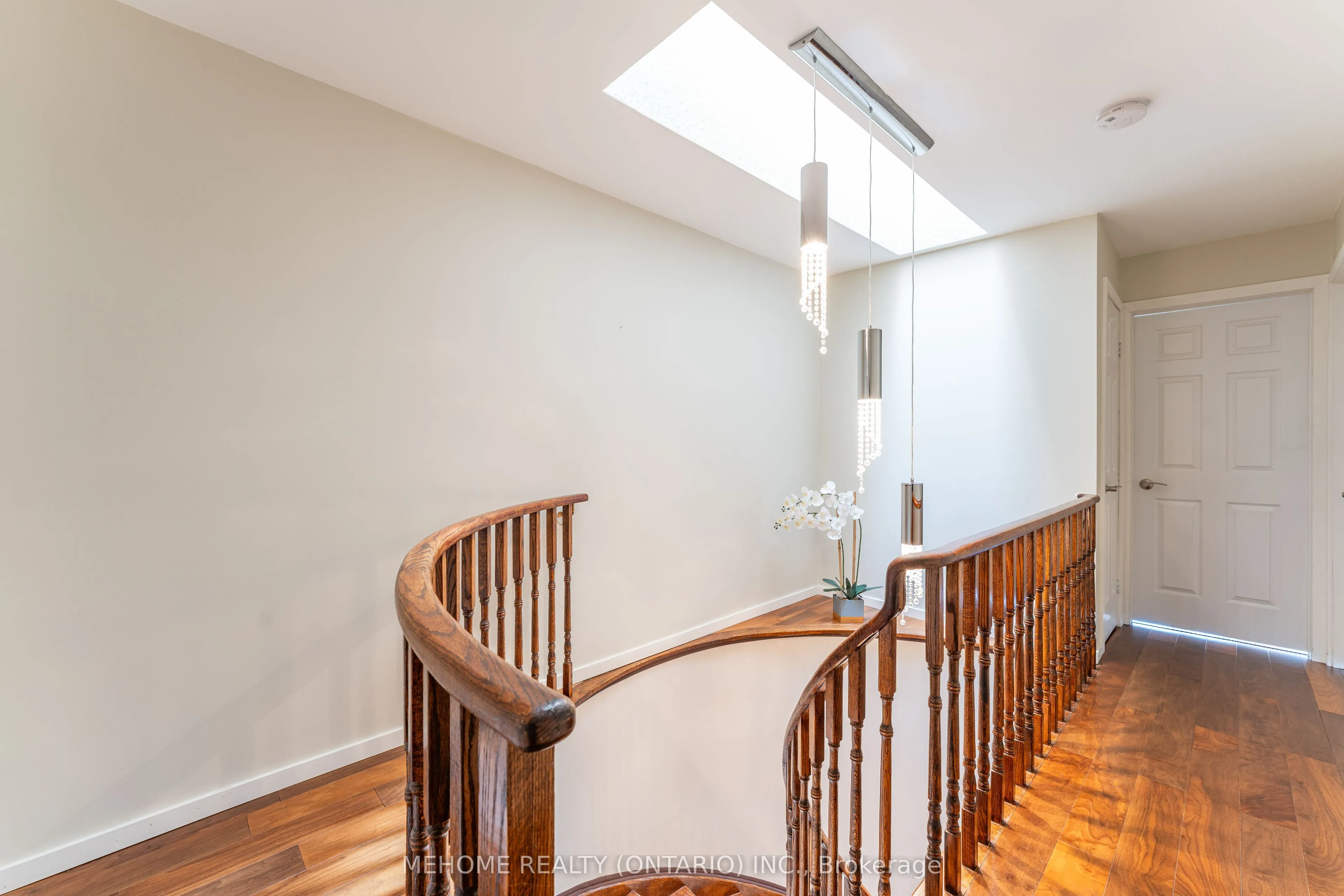 6 Thames Court
