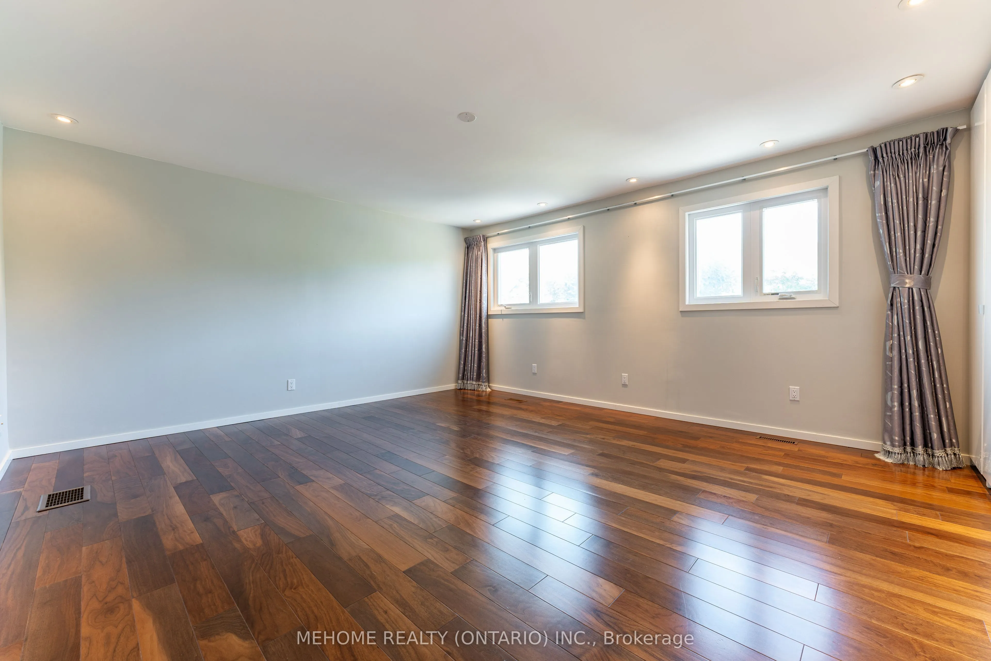6 Thames Court
