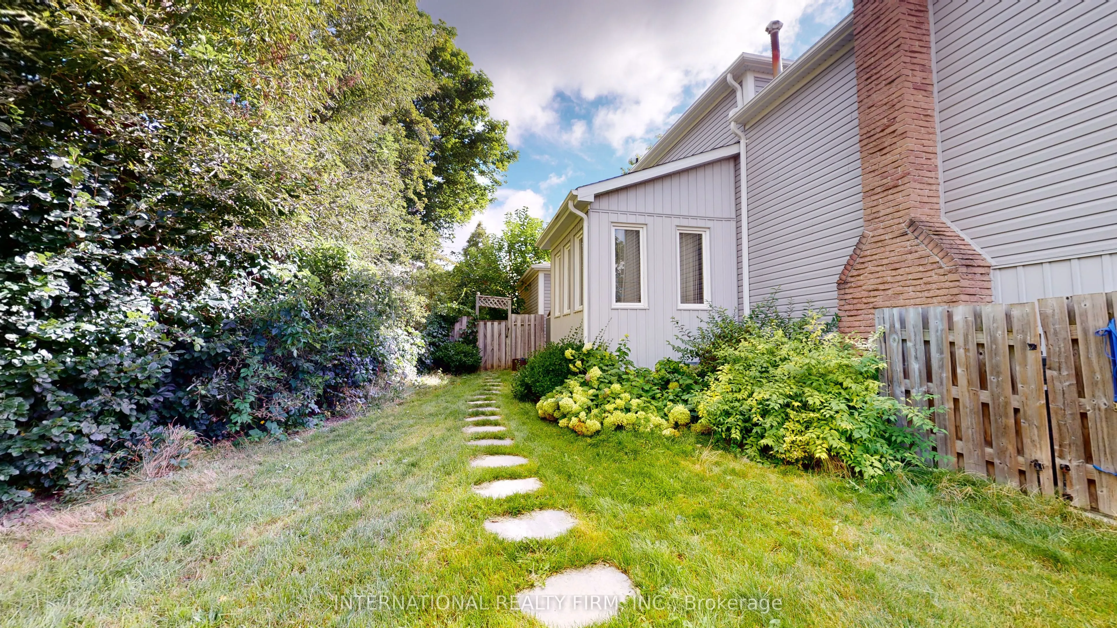 19 Lillooet Crescent S