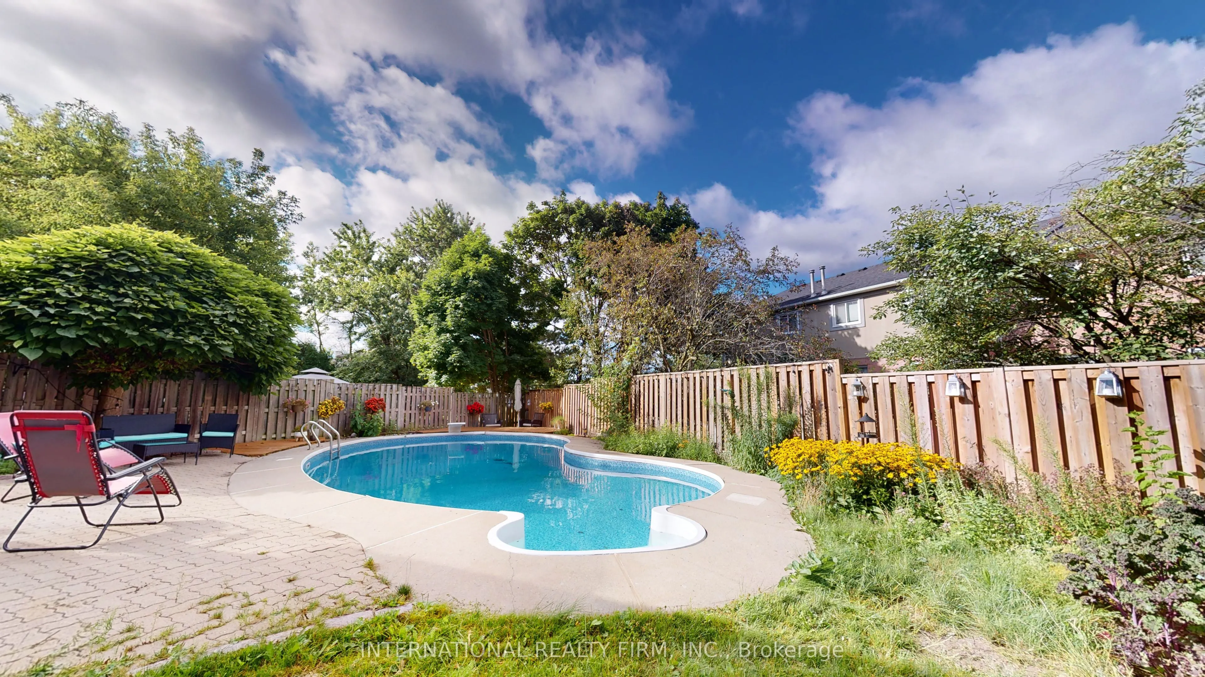 19 Lillooet Crescent S