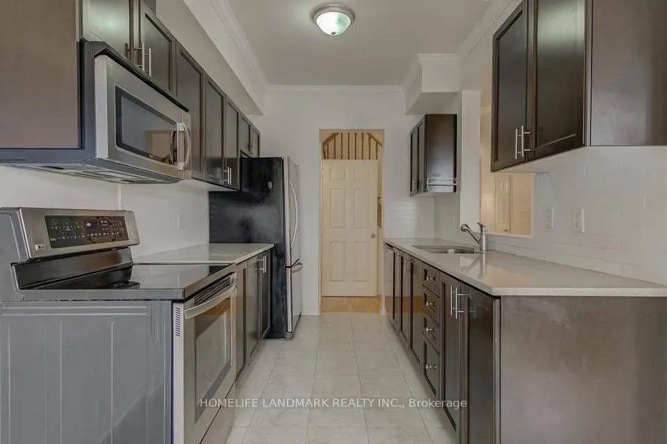 92 Hawkes Drive, #upper