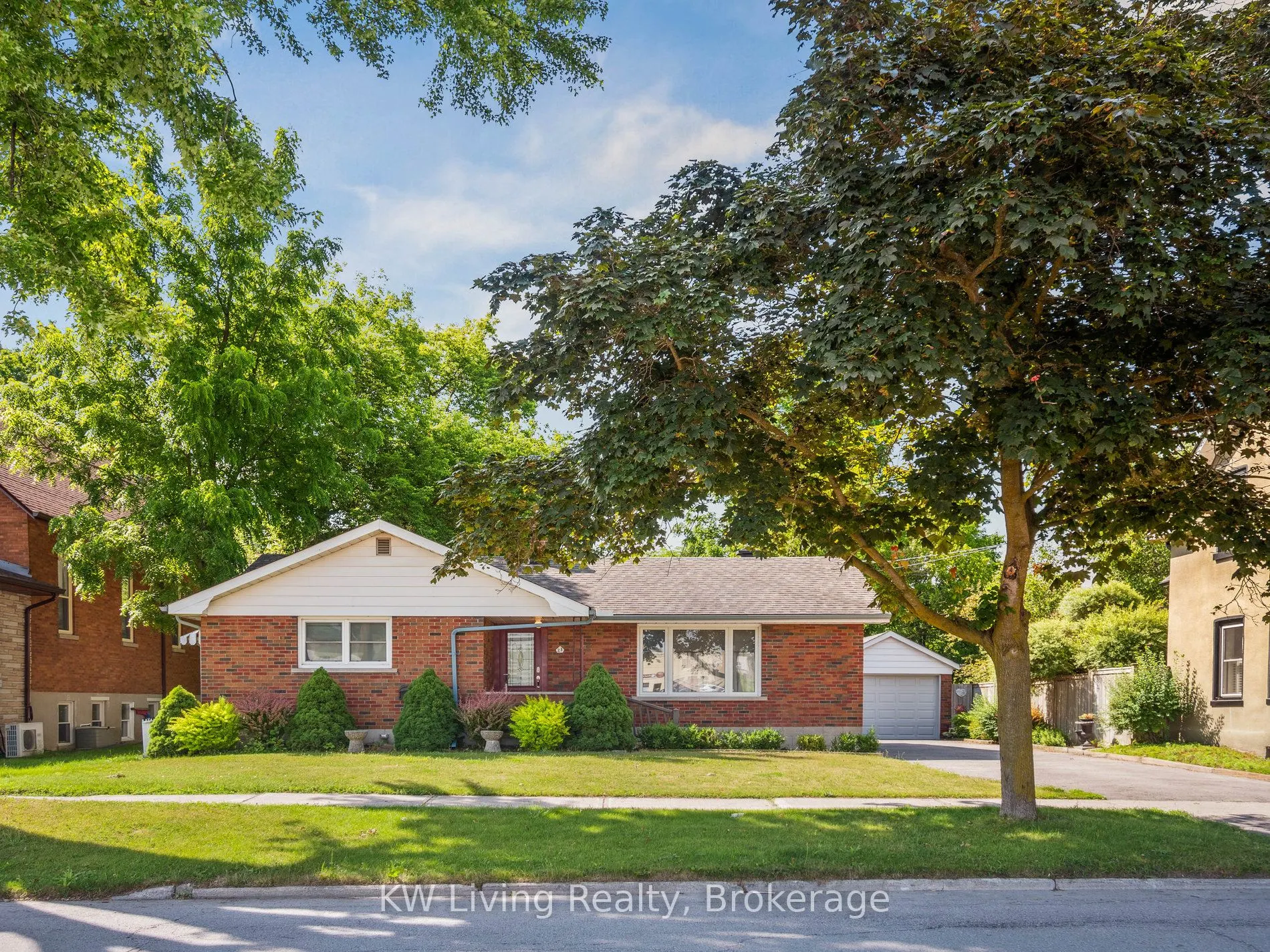 23 Wellington Street E