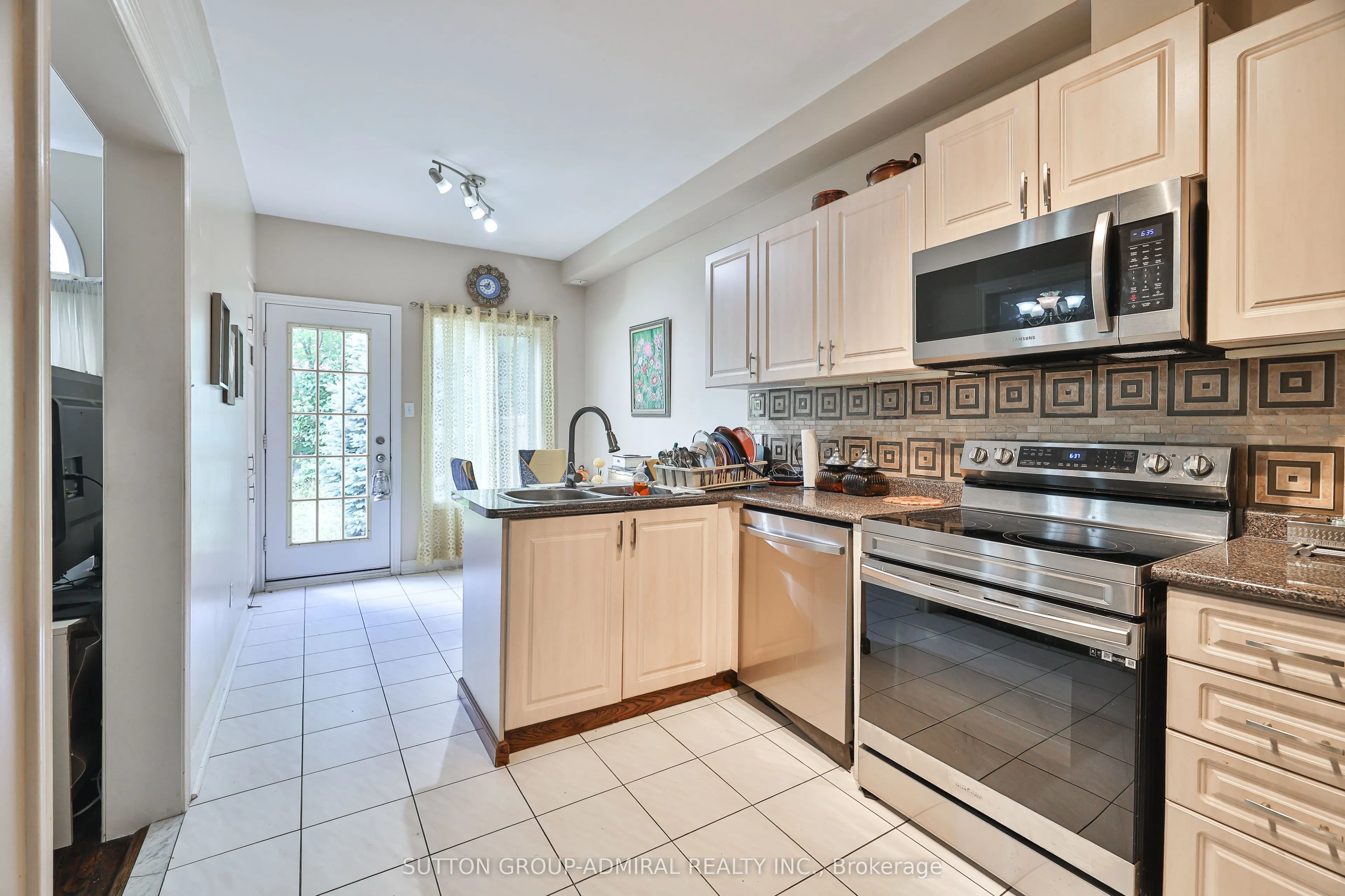 72 Addison Street W