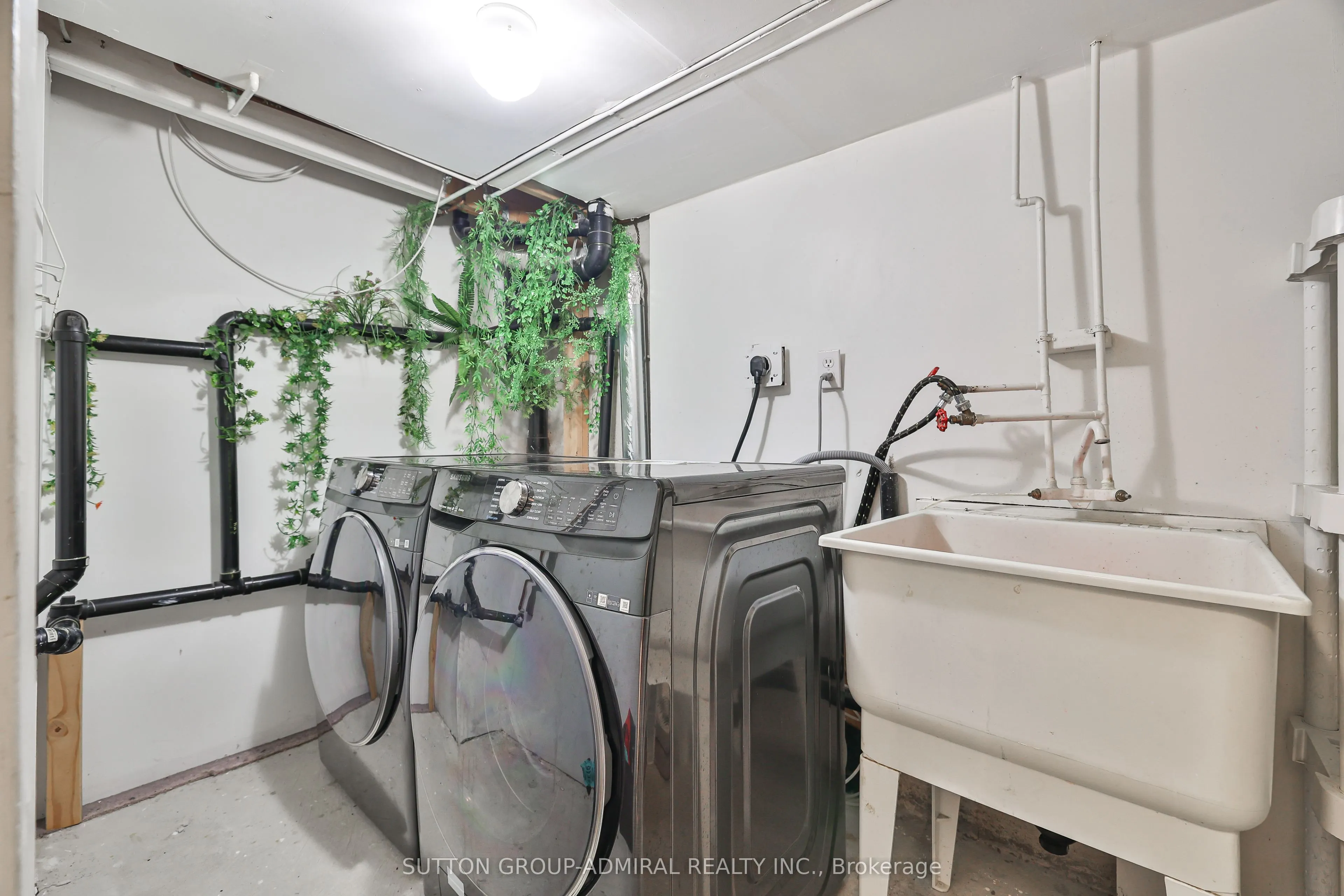 72 Addison Street W