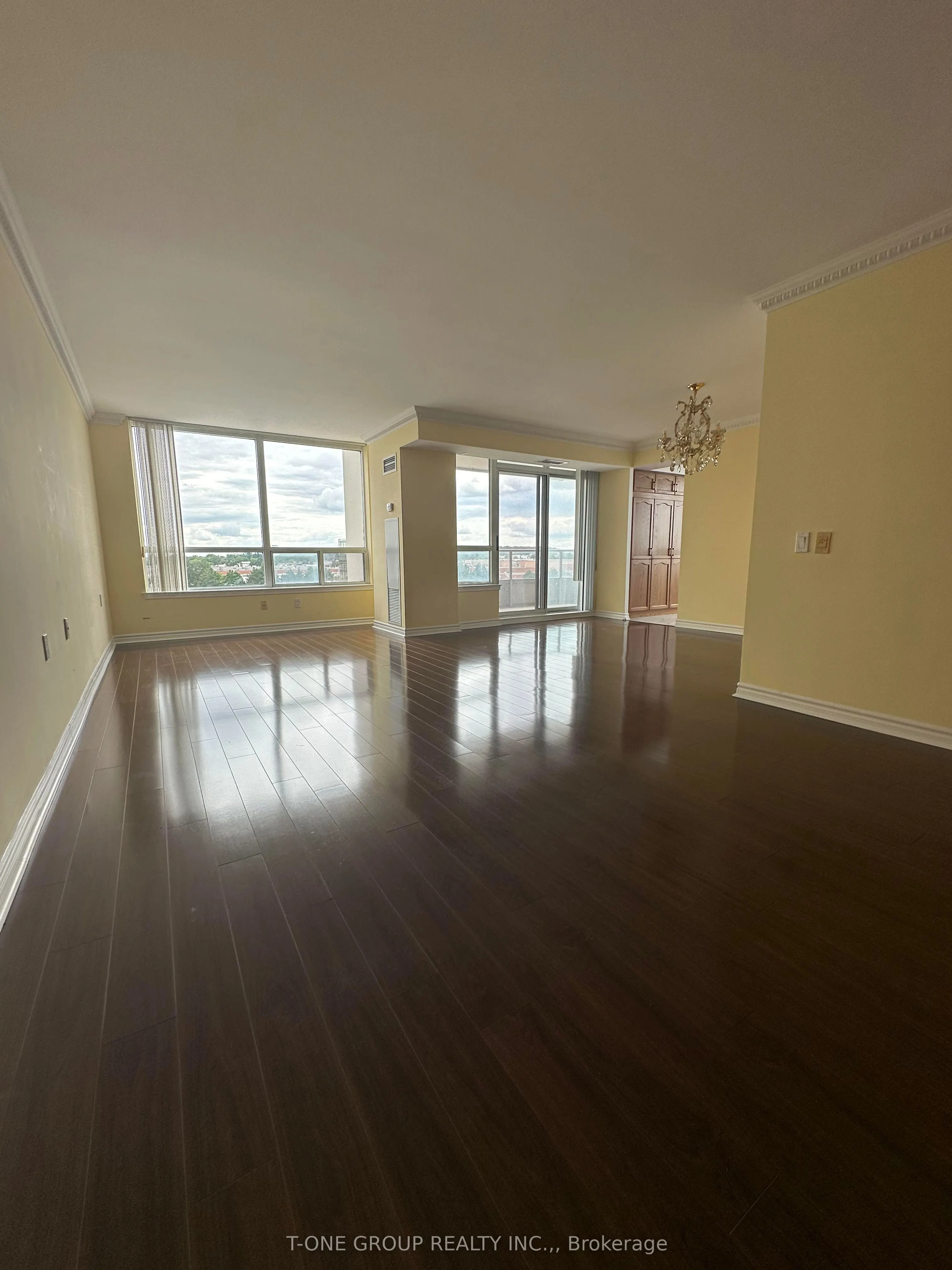 9017 Leslie Street, #918