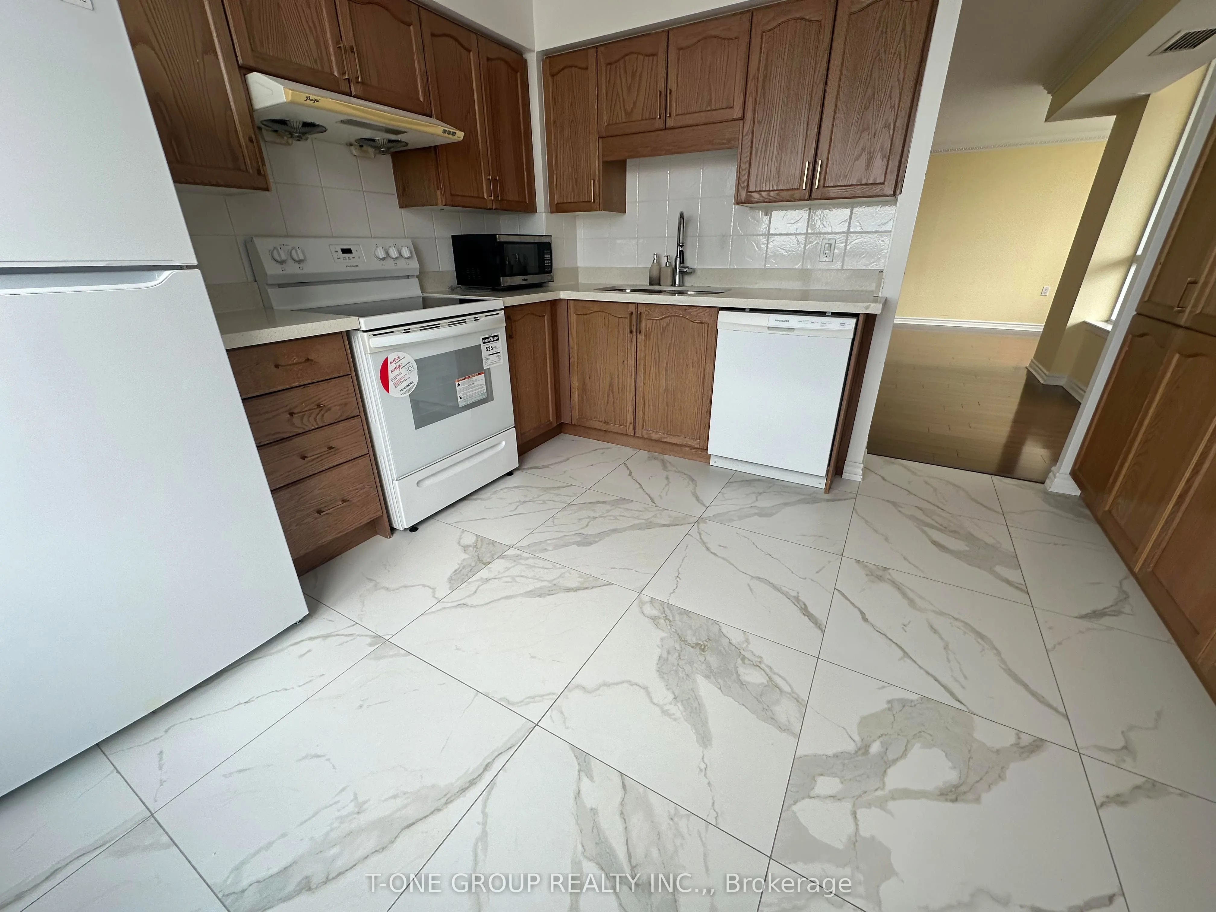 9017 Leslie Street, #918