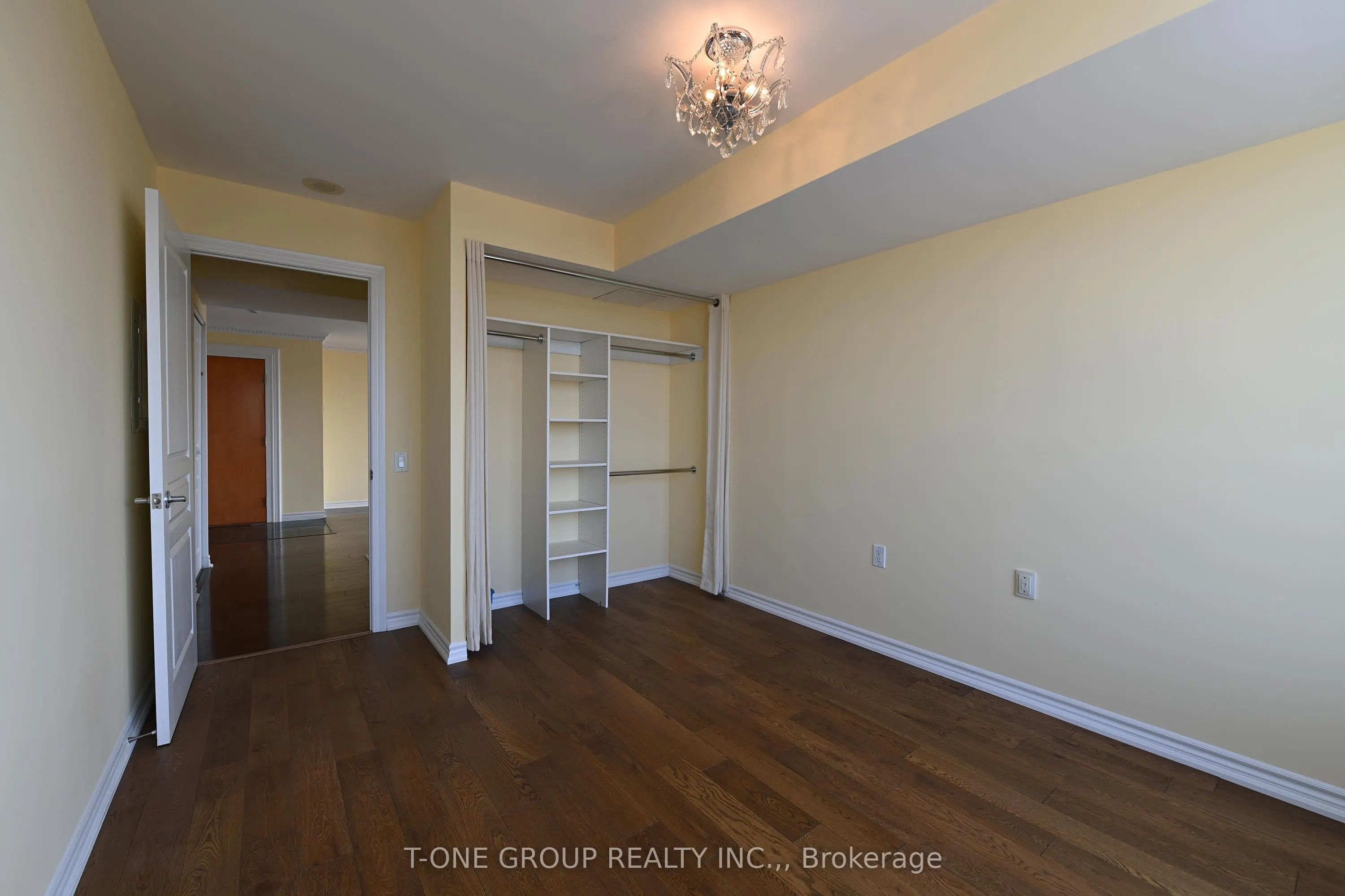 9017 Leslie Street, #918