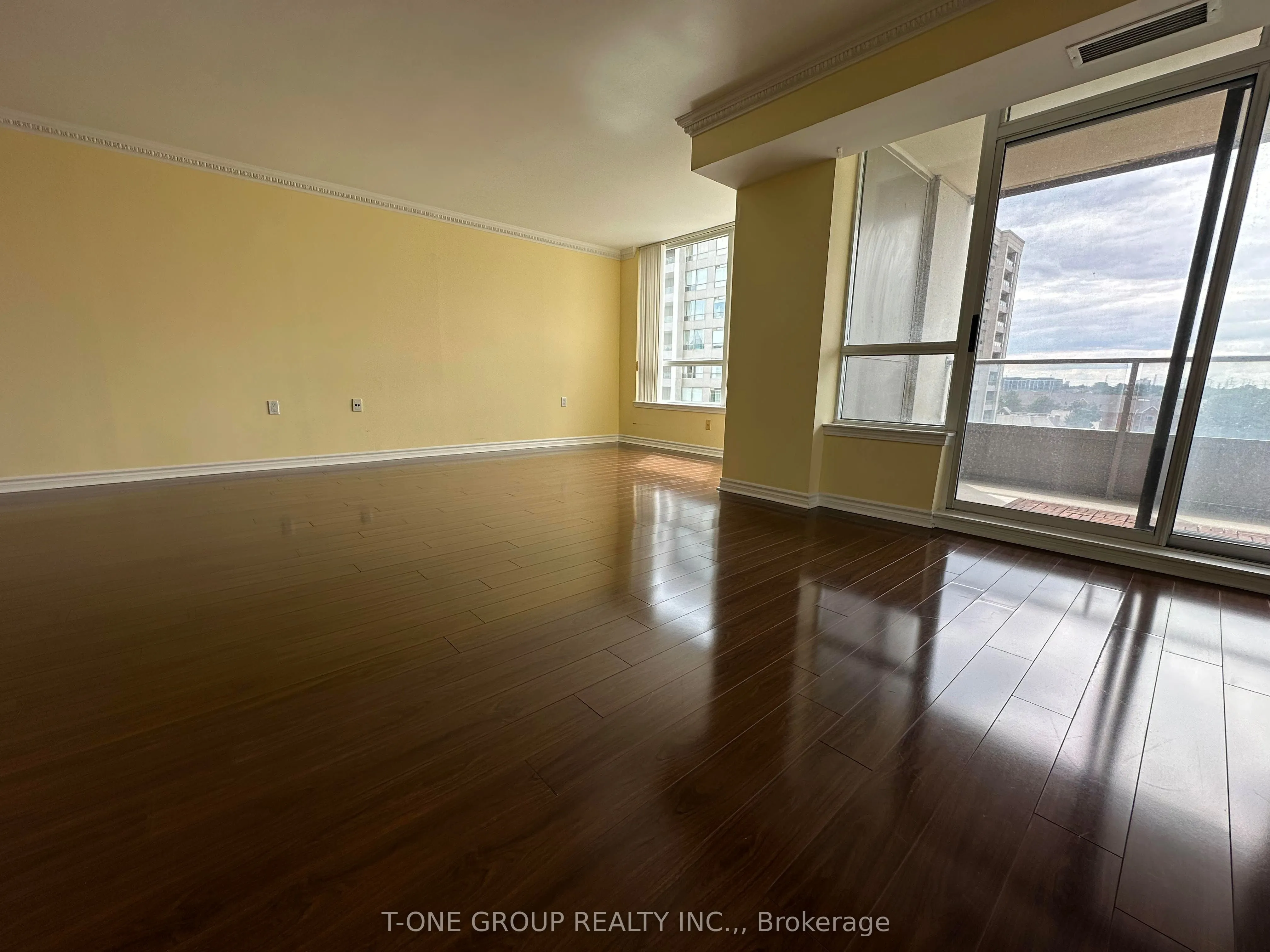9017 Leslie Street, #918