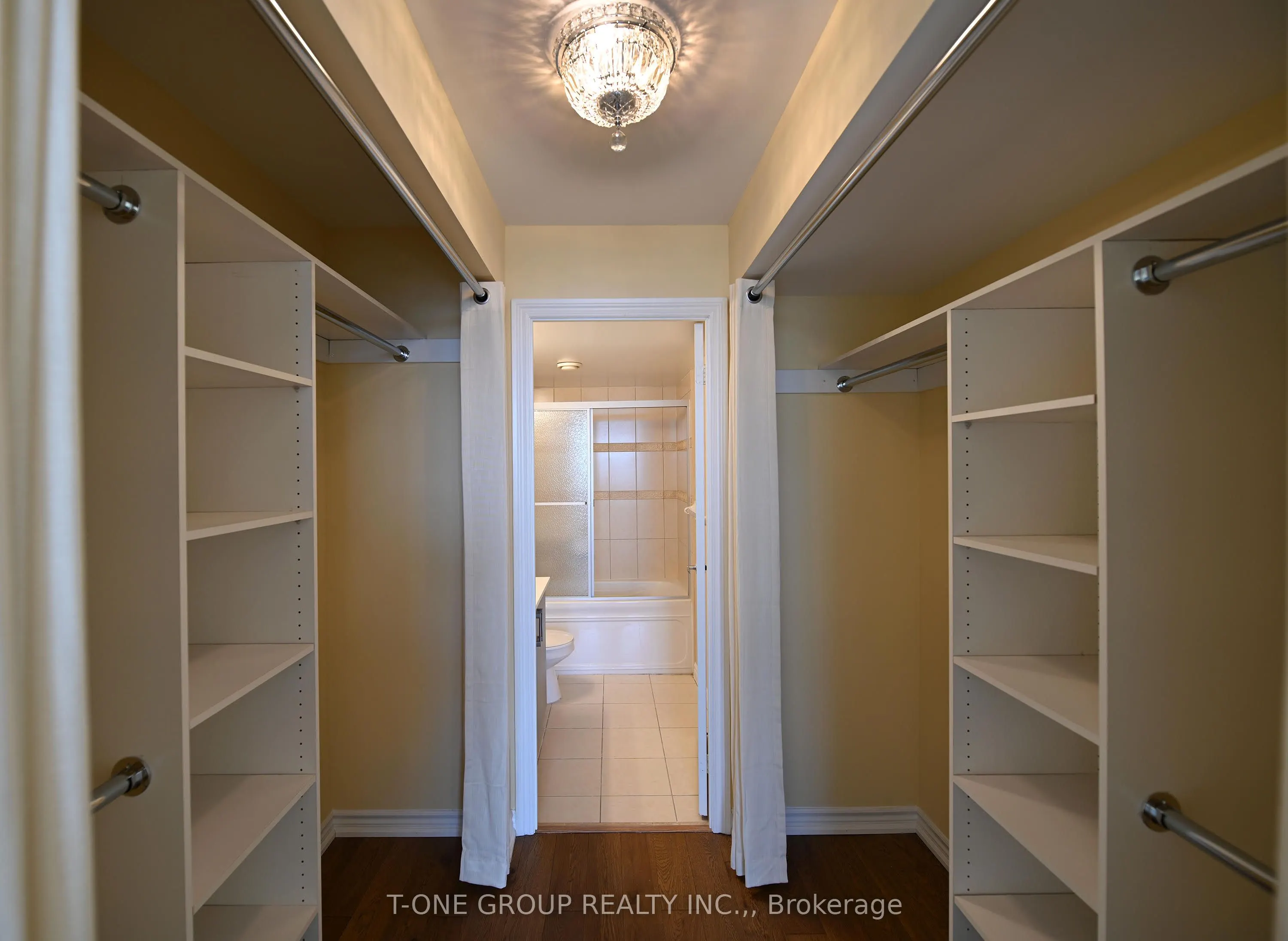 9017 Leslie Street, #918