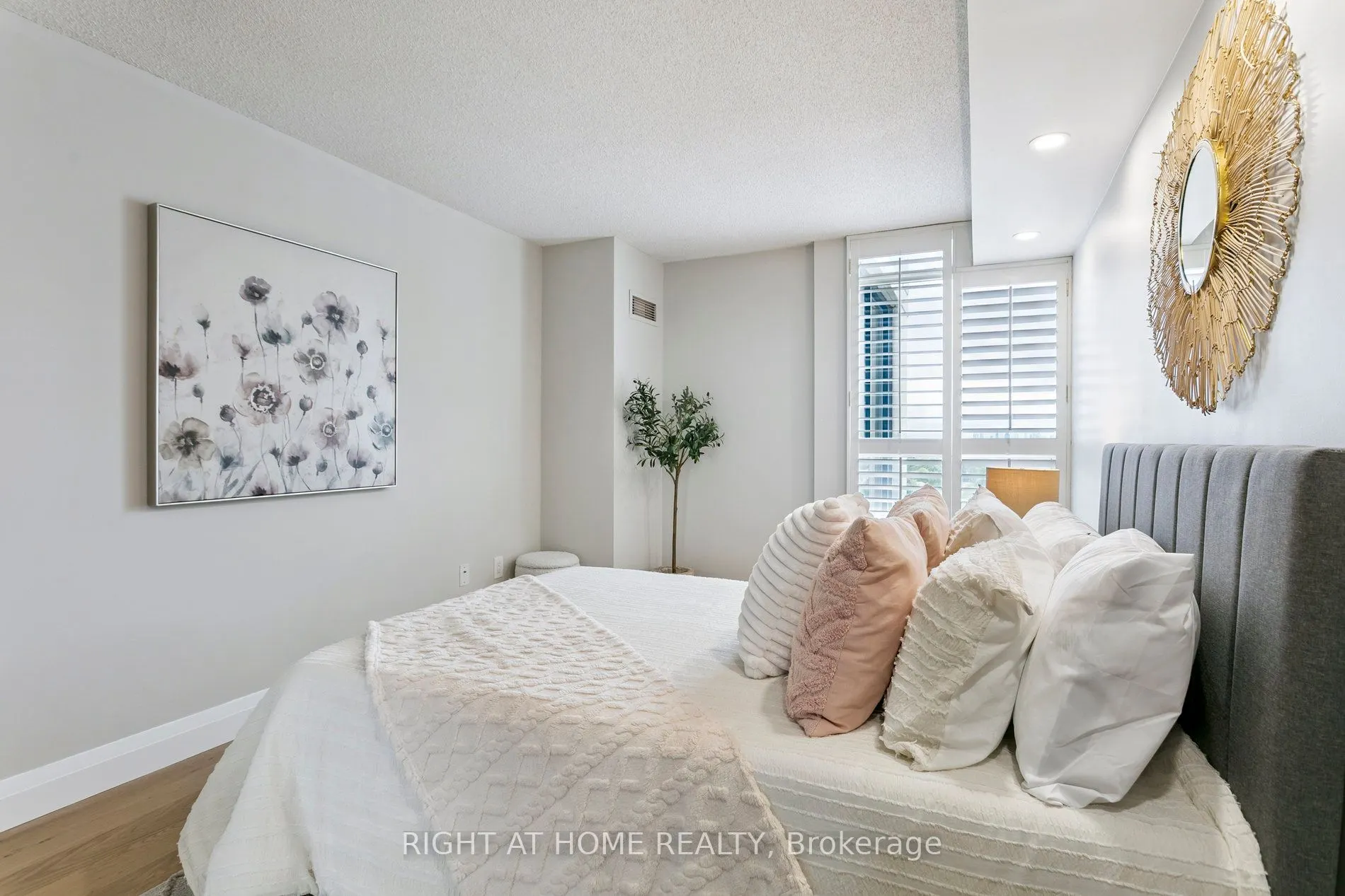 7300 Yonge Street, #1611