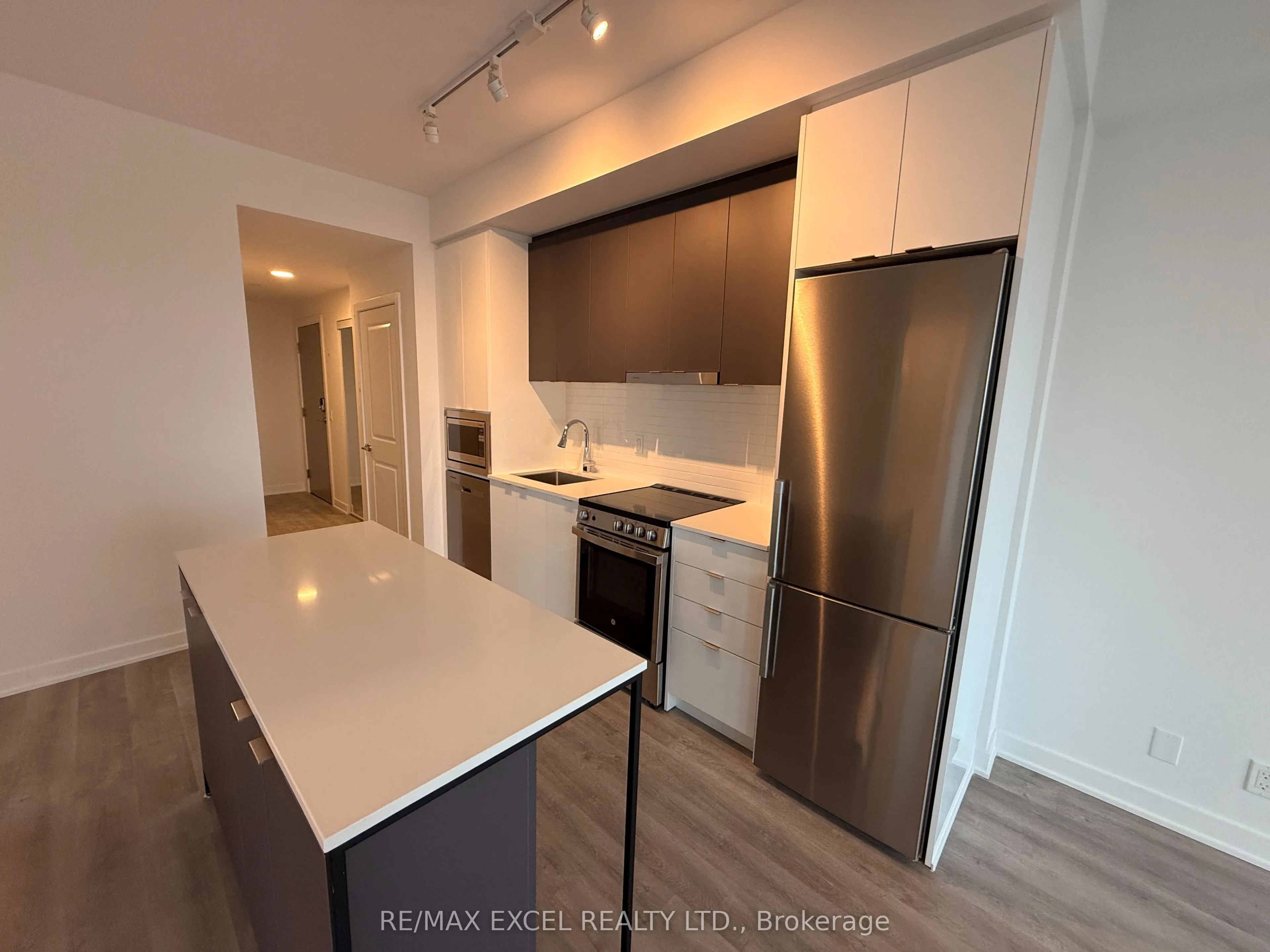 30 Upper Mall Way, #2910