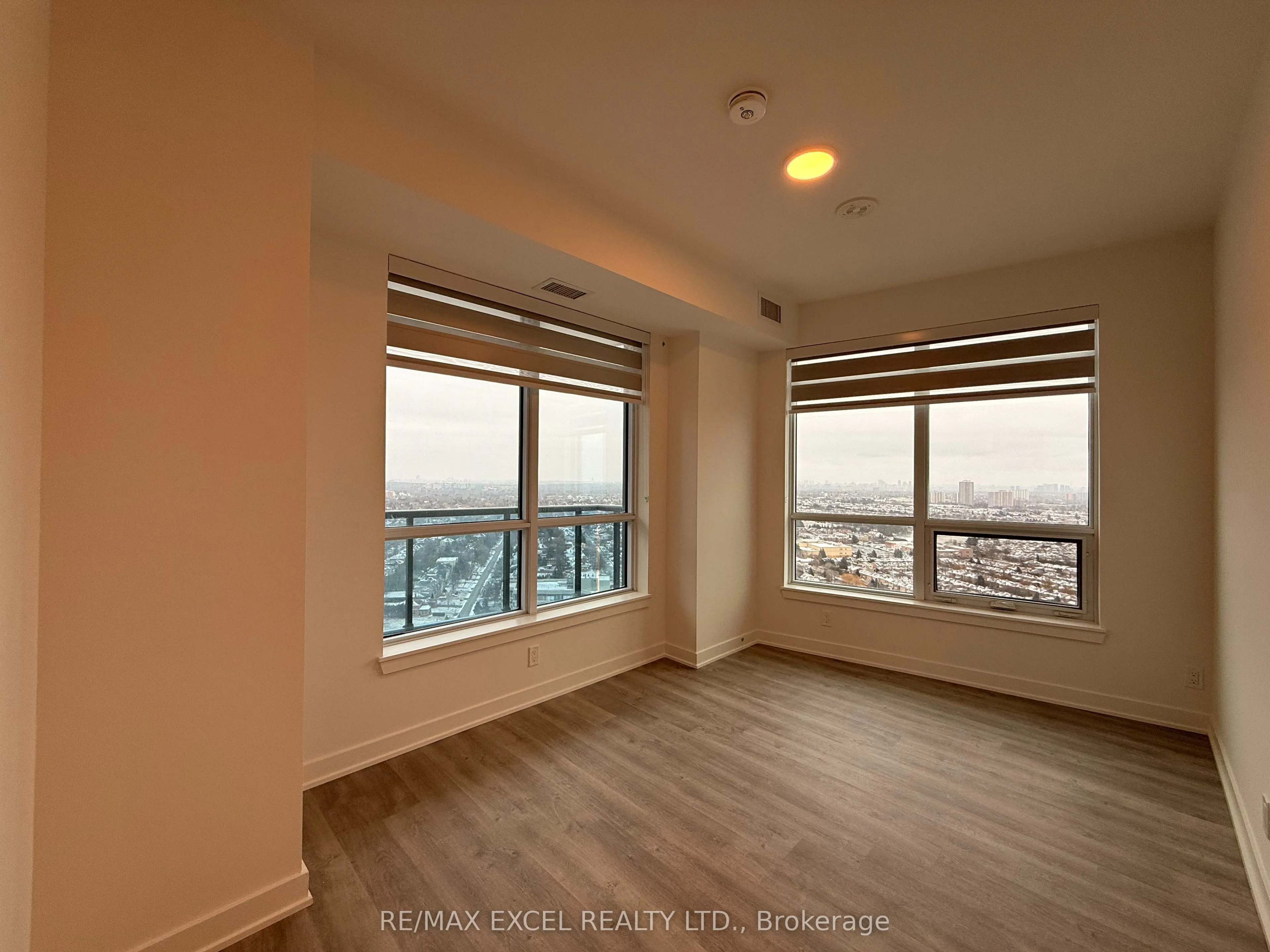 30 Upper Mall Way, #2910