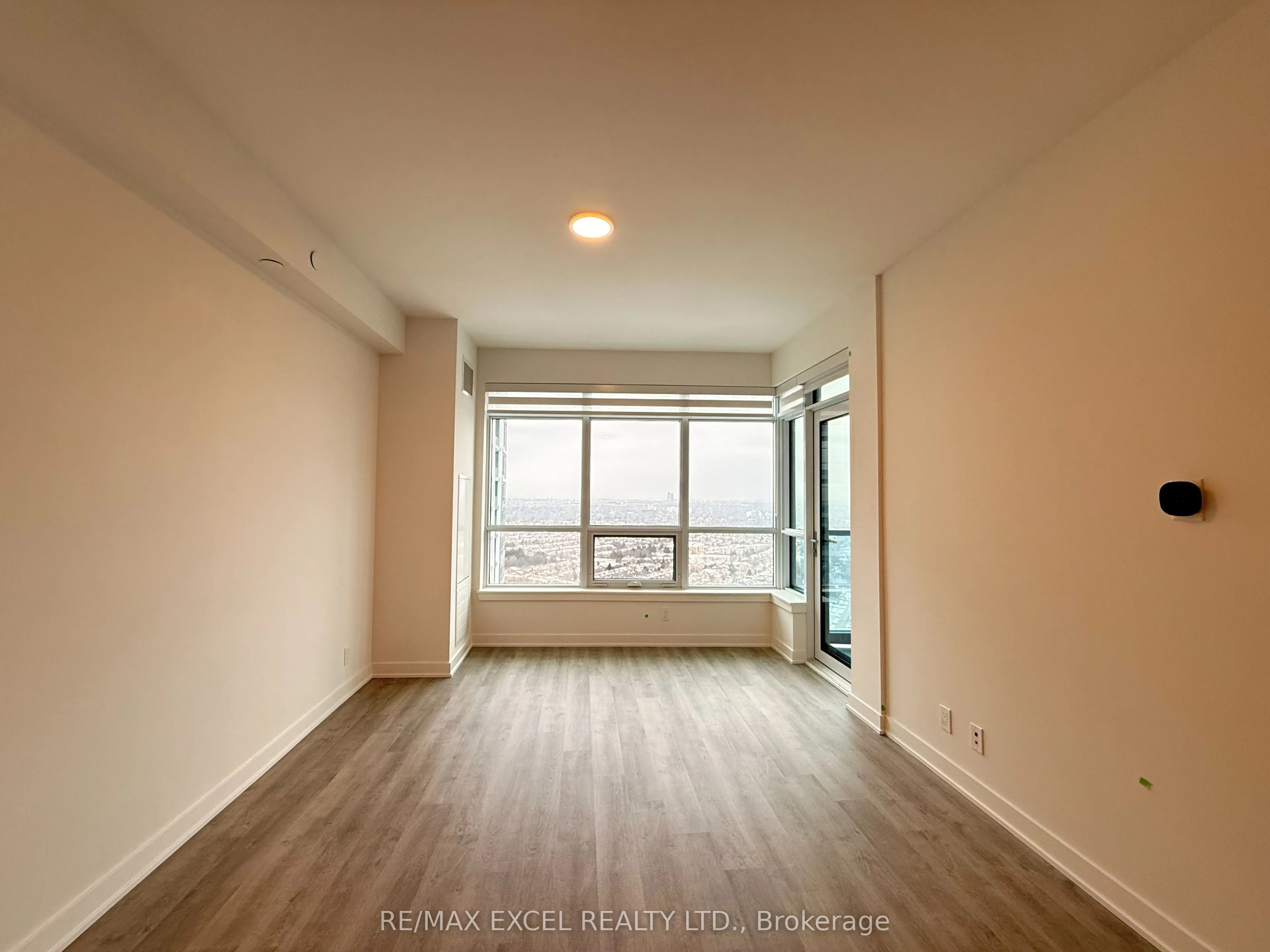 30 Upper Mall Way, #2910