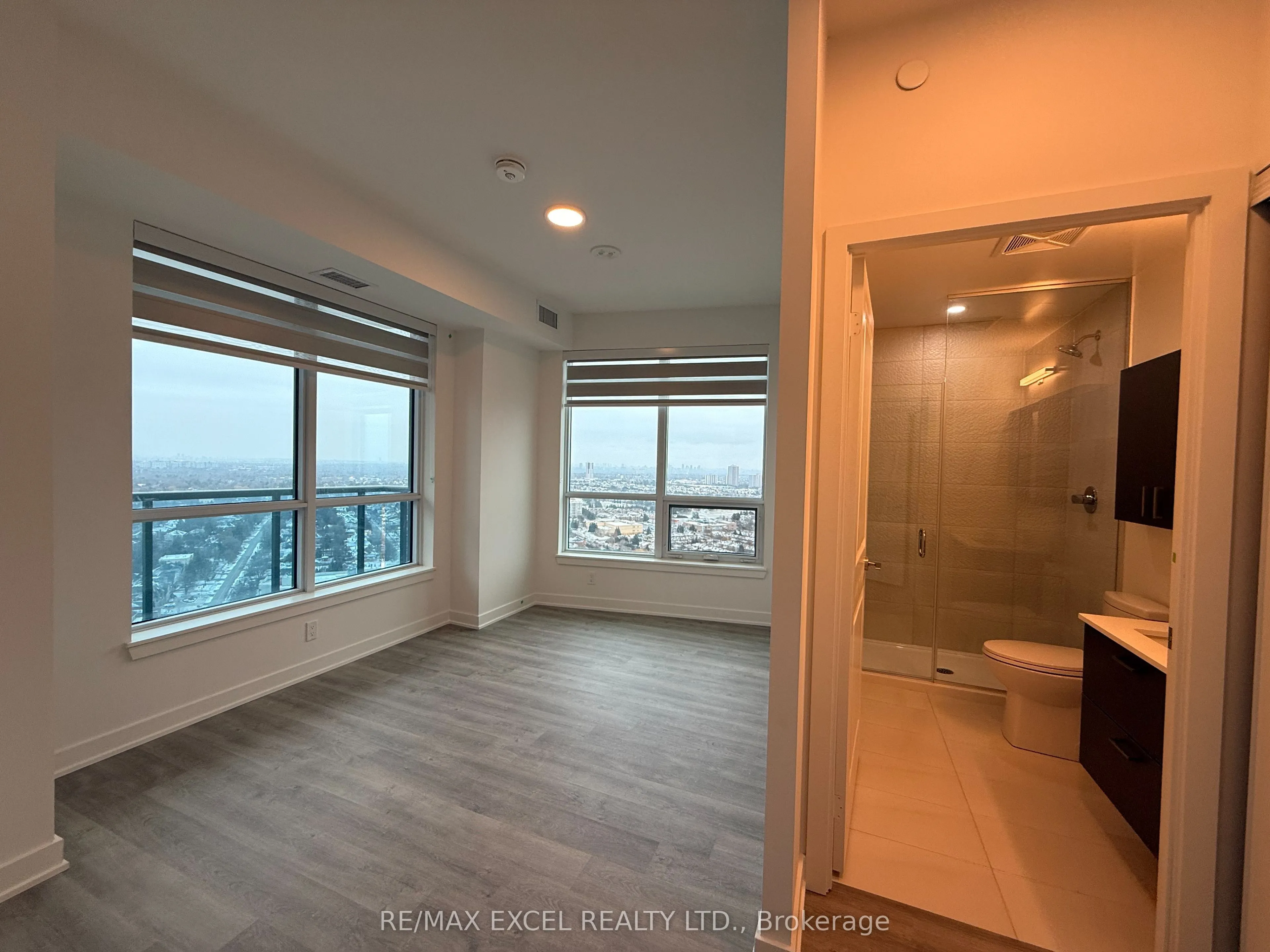30 Upper Mall Way, #2910