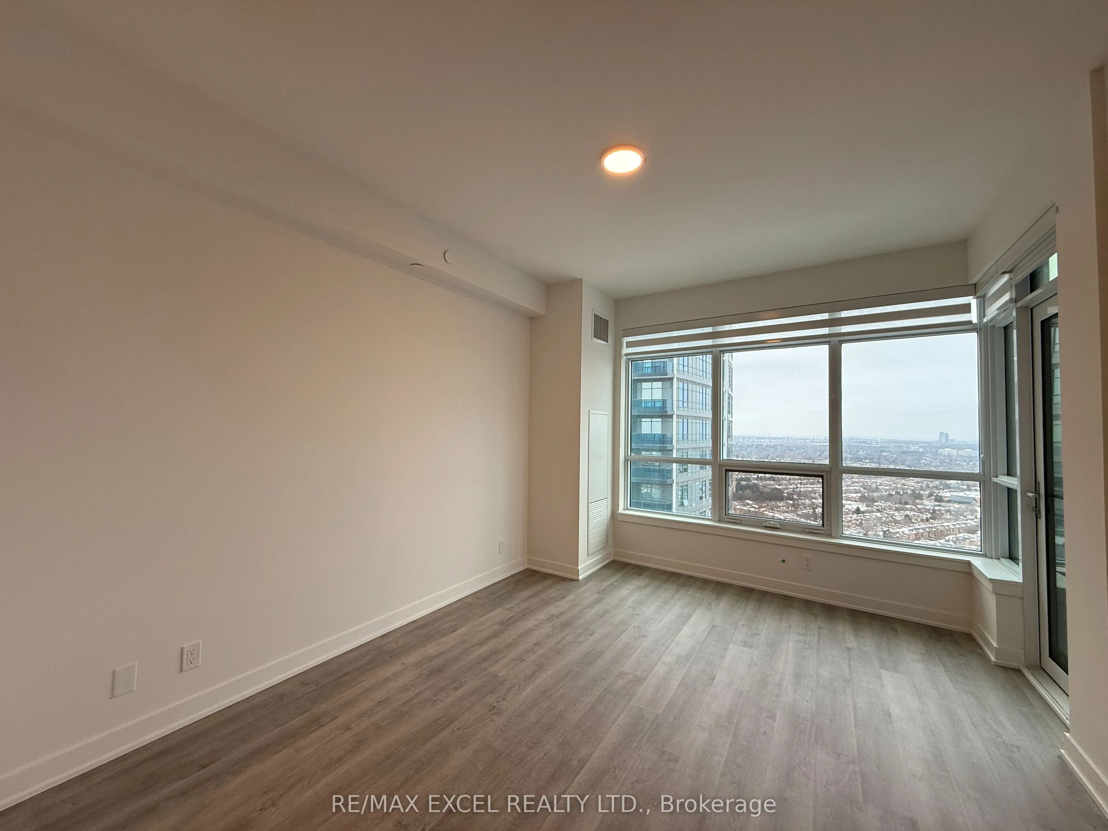 30 Upper Mall Way, #2910