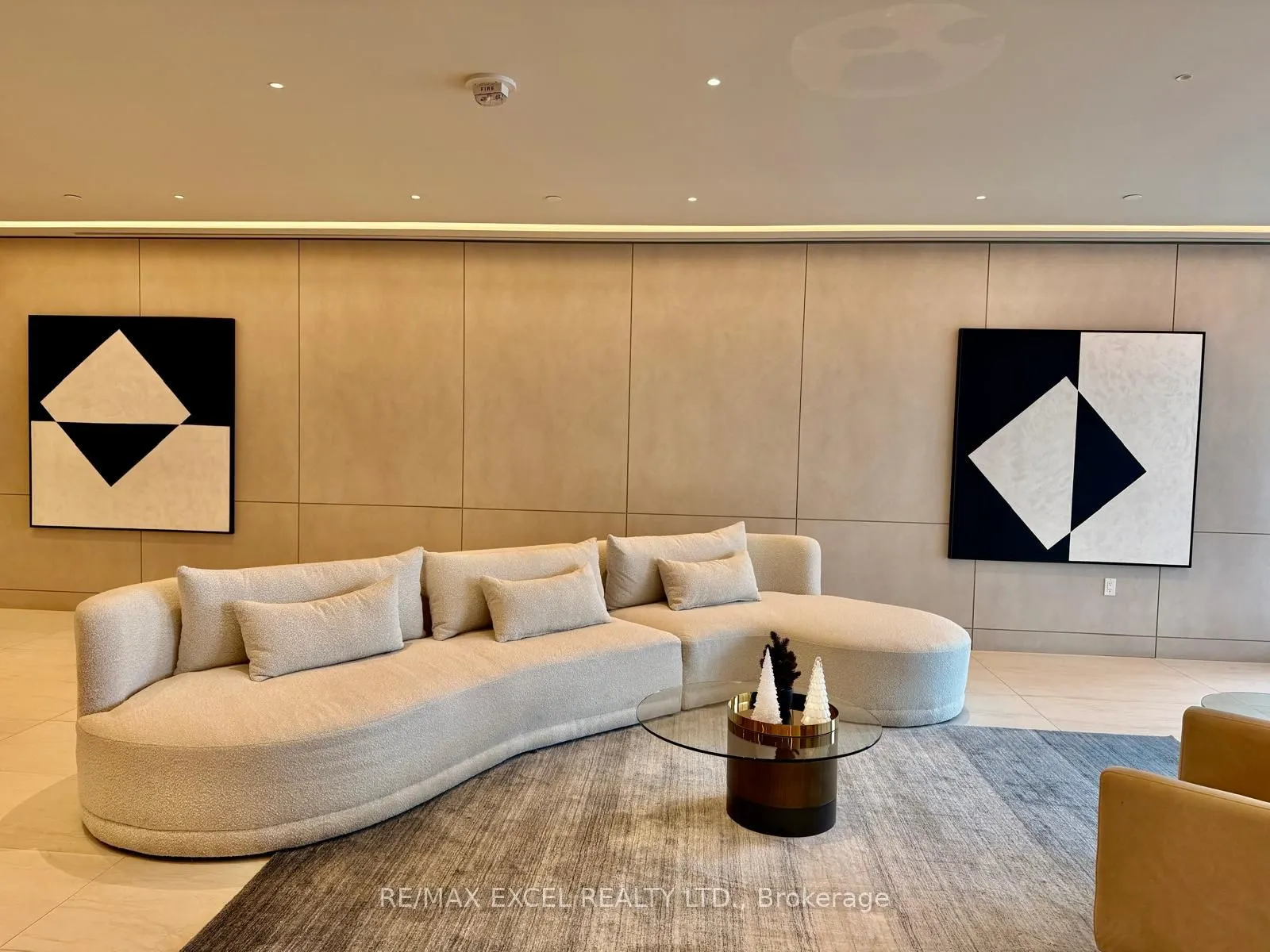 30 Upper Mall Way, #2910