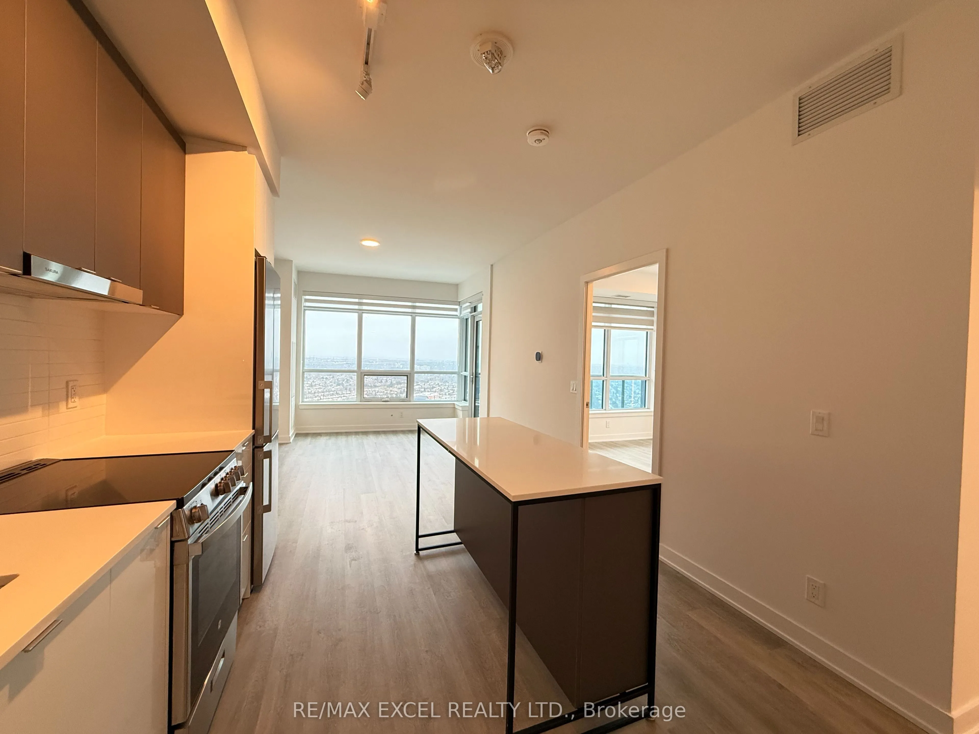 30 Upper Mall Way, #2910