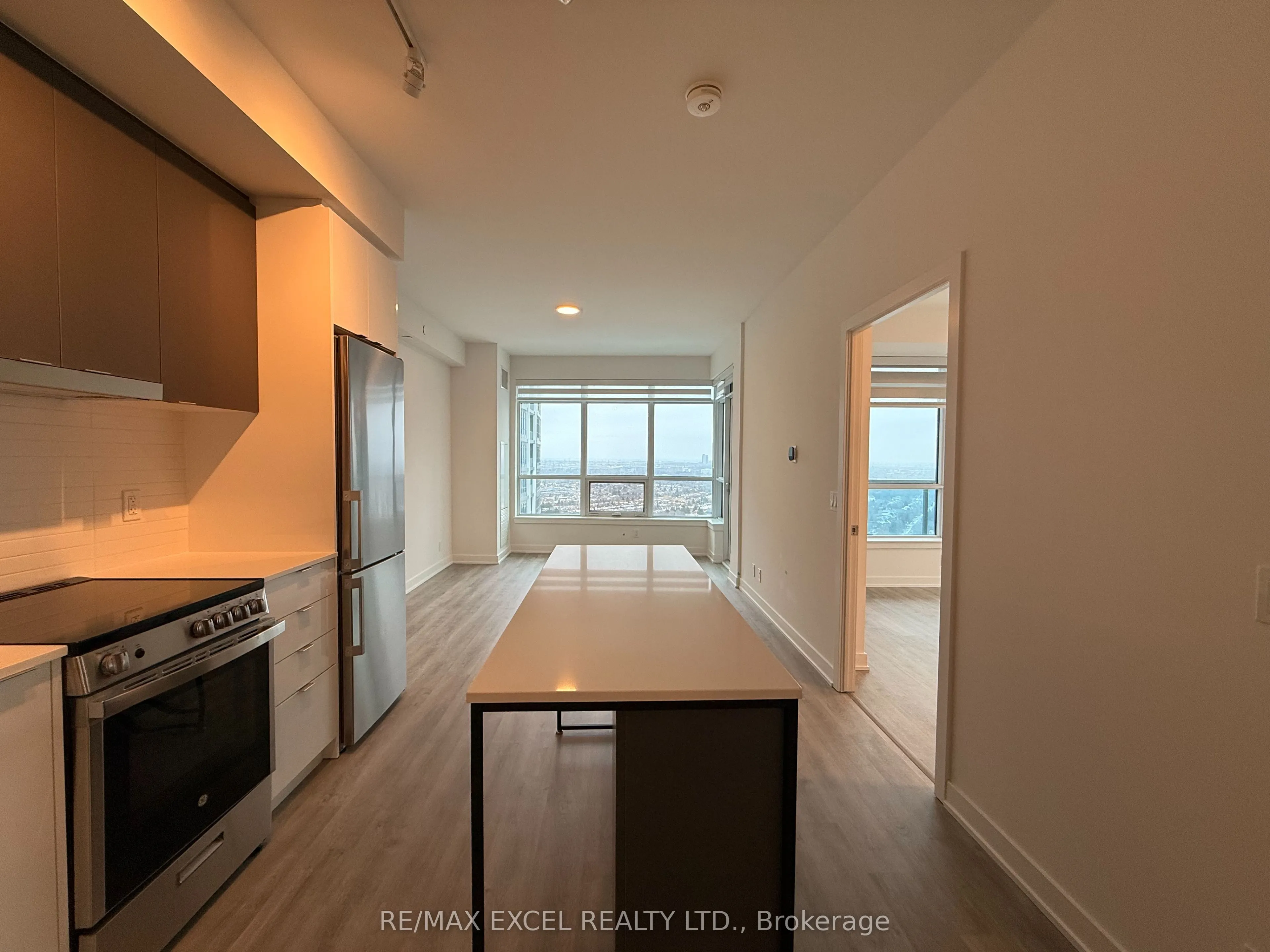 30 Upper Mall Way, #2910