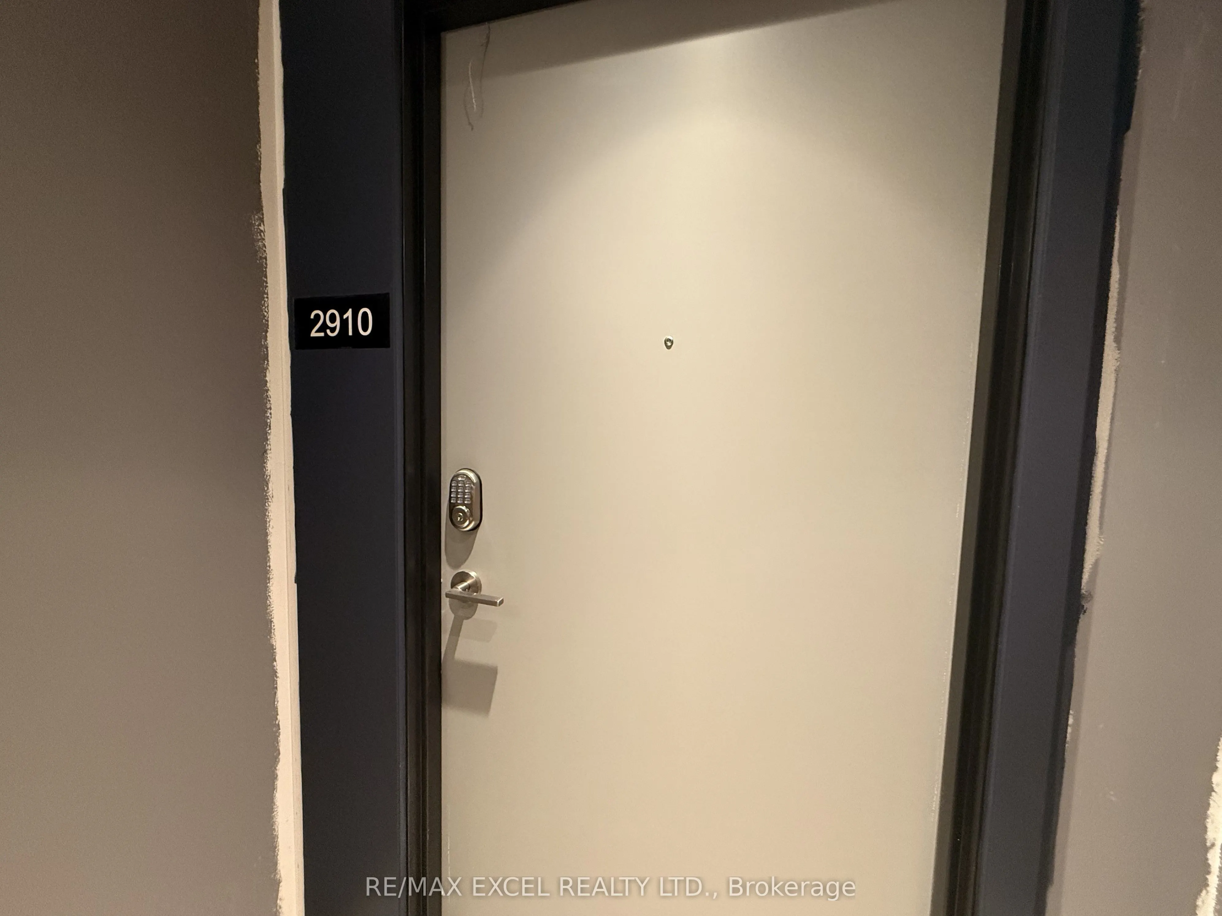30 Upper Mall Way, #2910