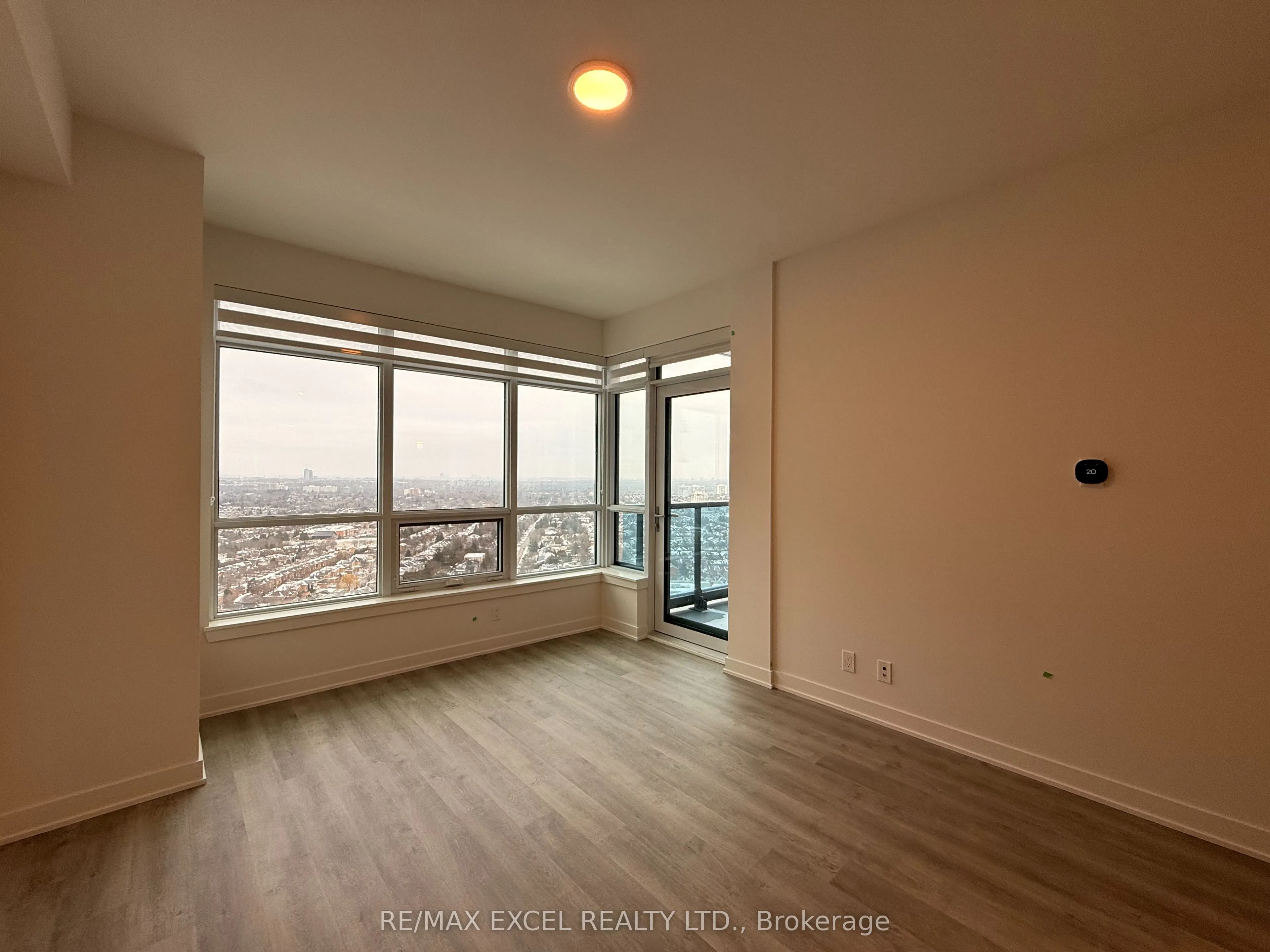 30 Upper Mall Way, #2910