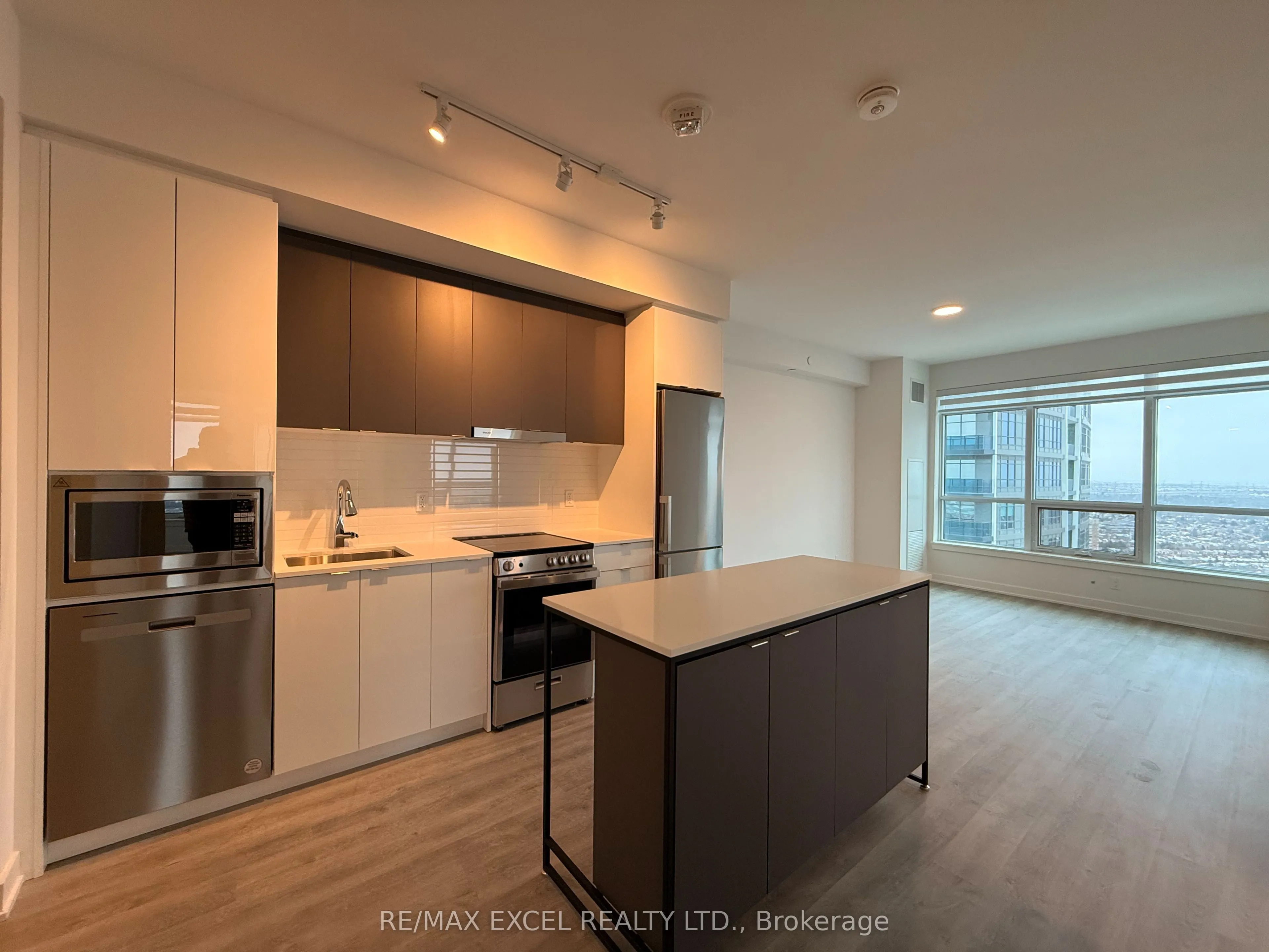 30 Upper Mall Way, #2910