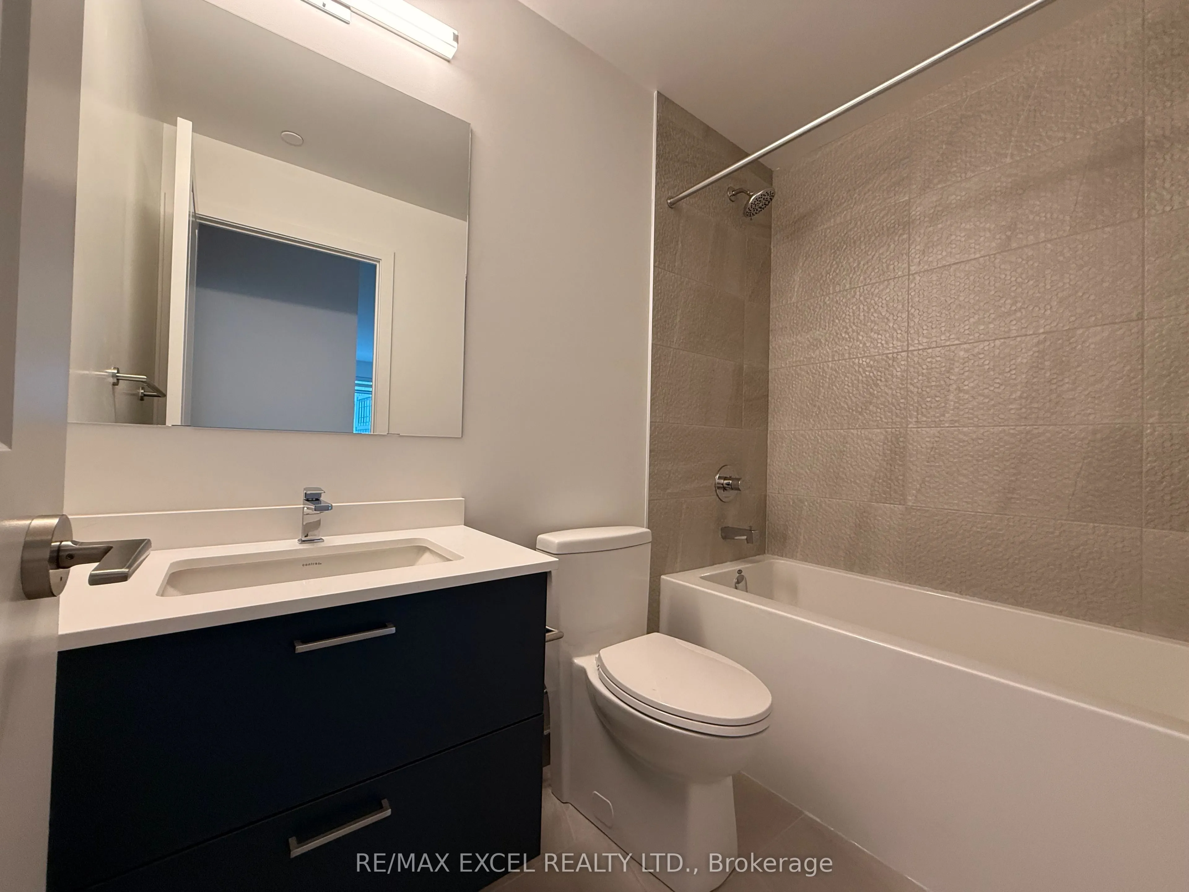 30 Upper Mall Way, #2910