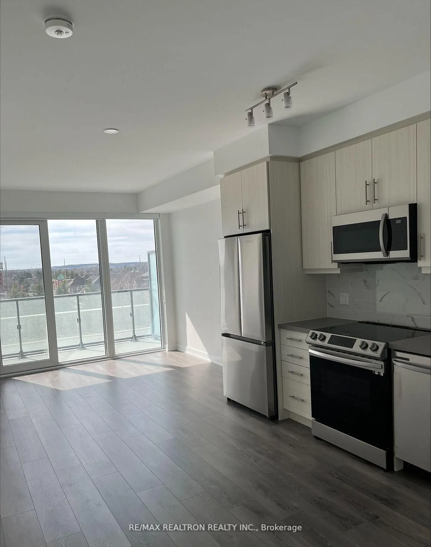 95 Oneida Crescent, #410