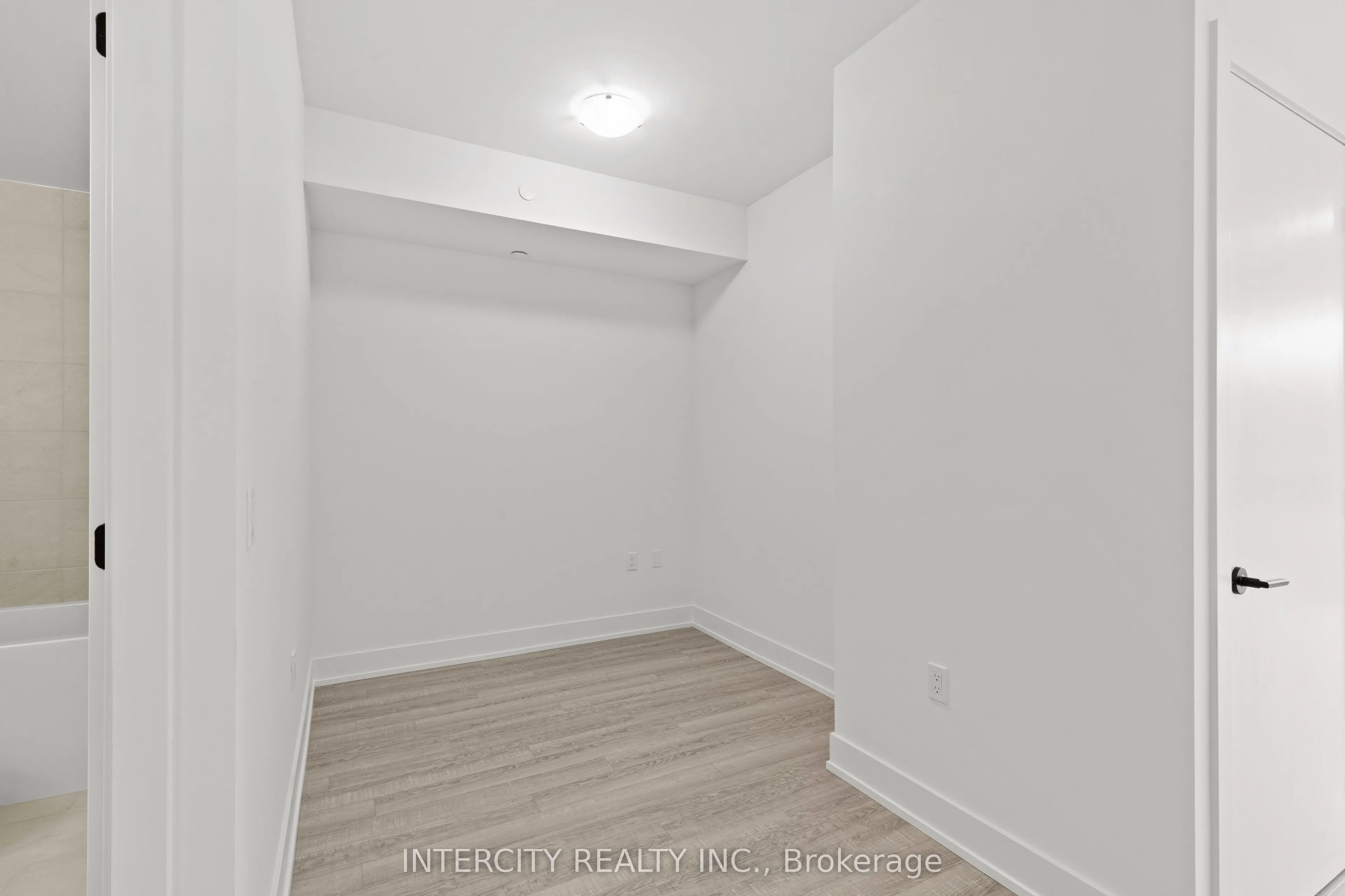 2075 King Road, #304