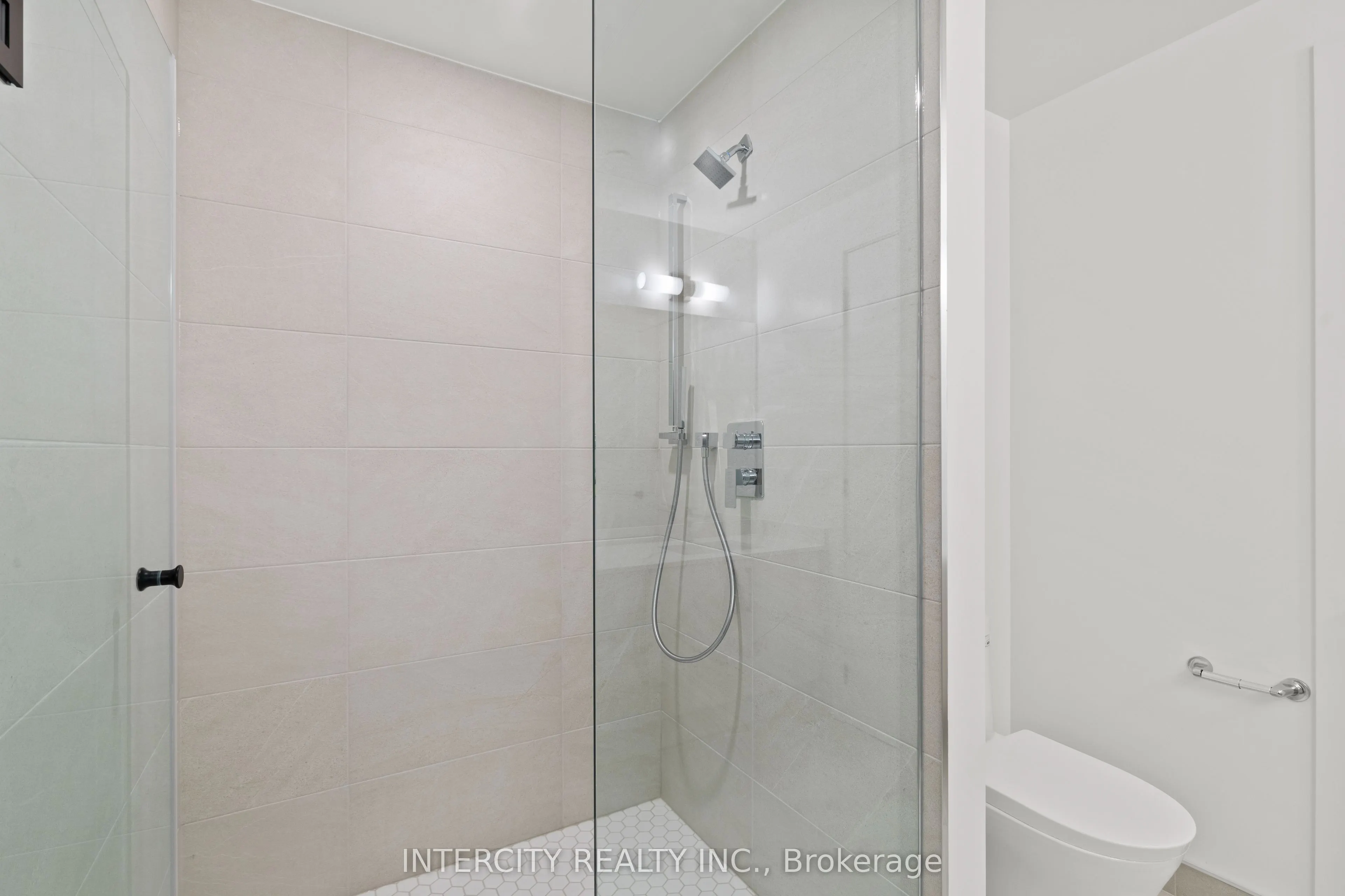 2075 King Road, #304