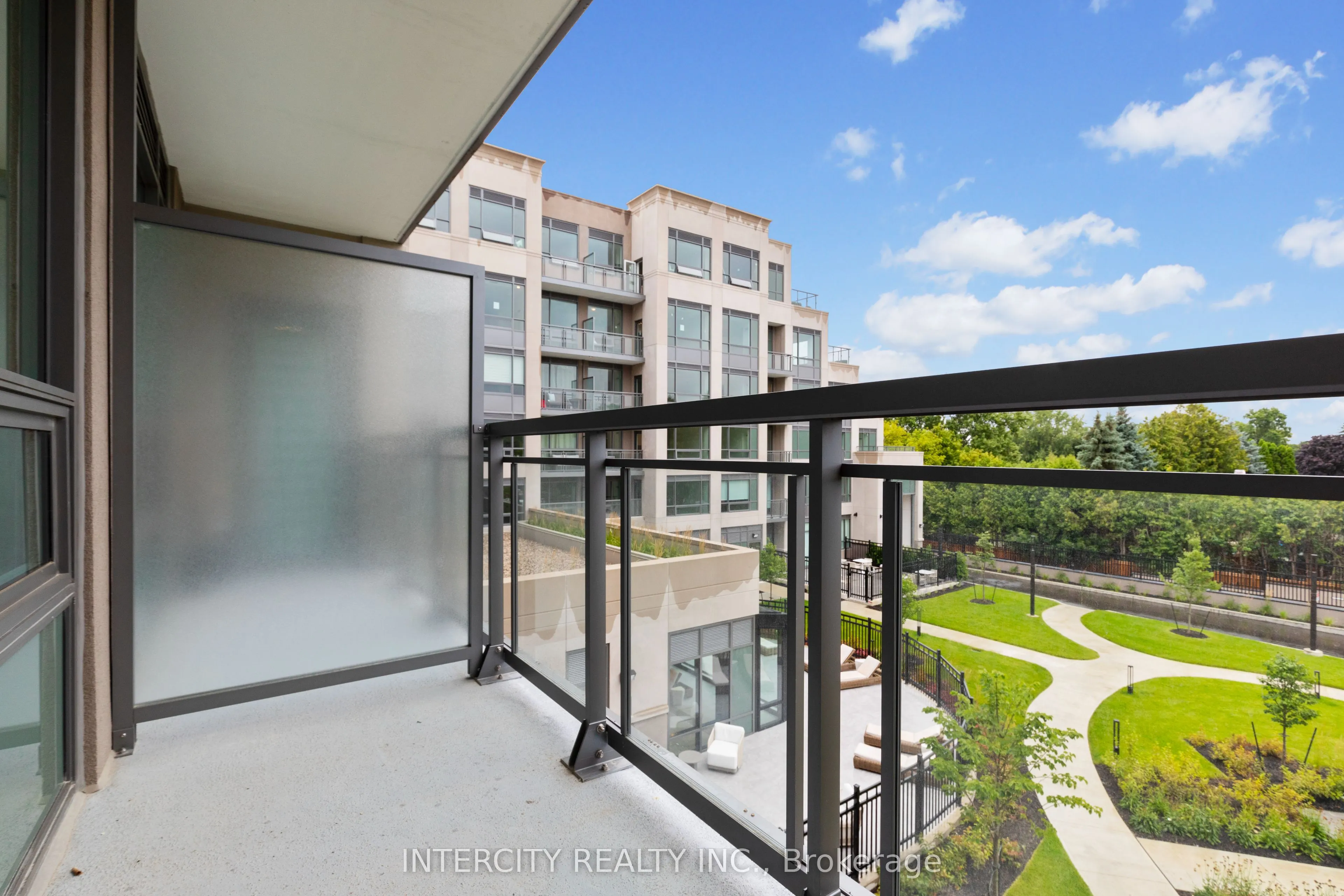 2075 King Road, #304