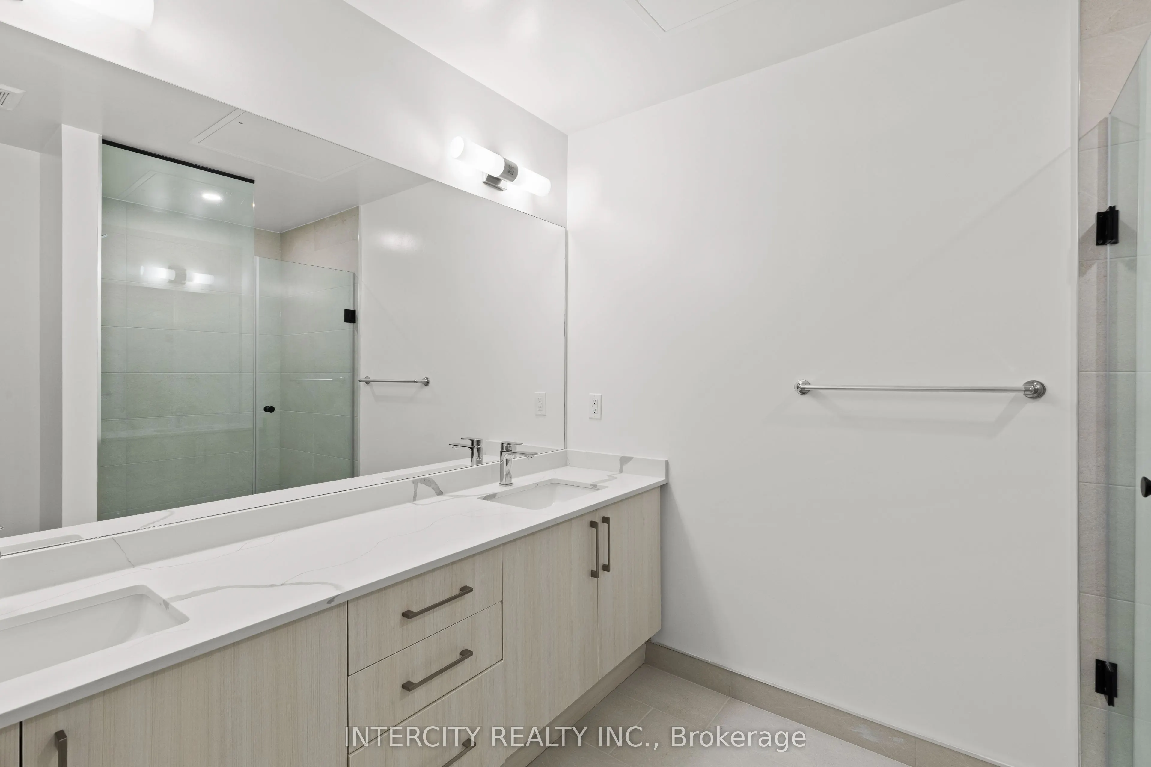2075 King Road, #304
