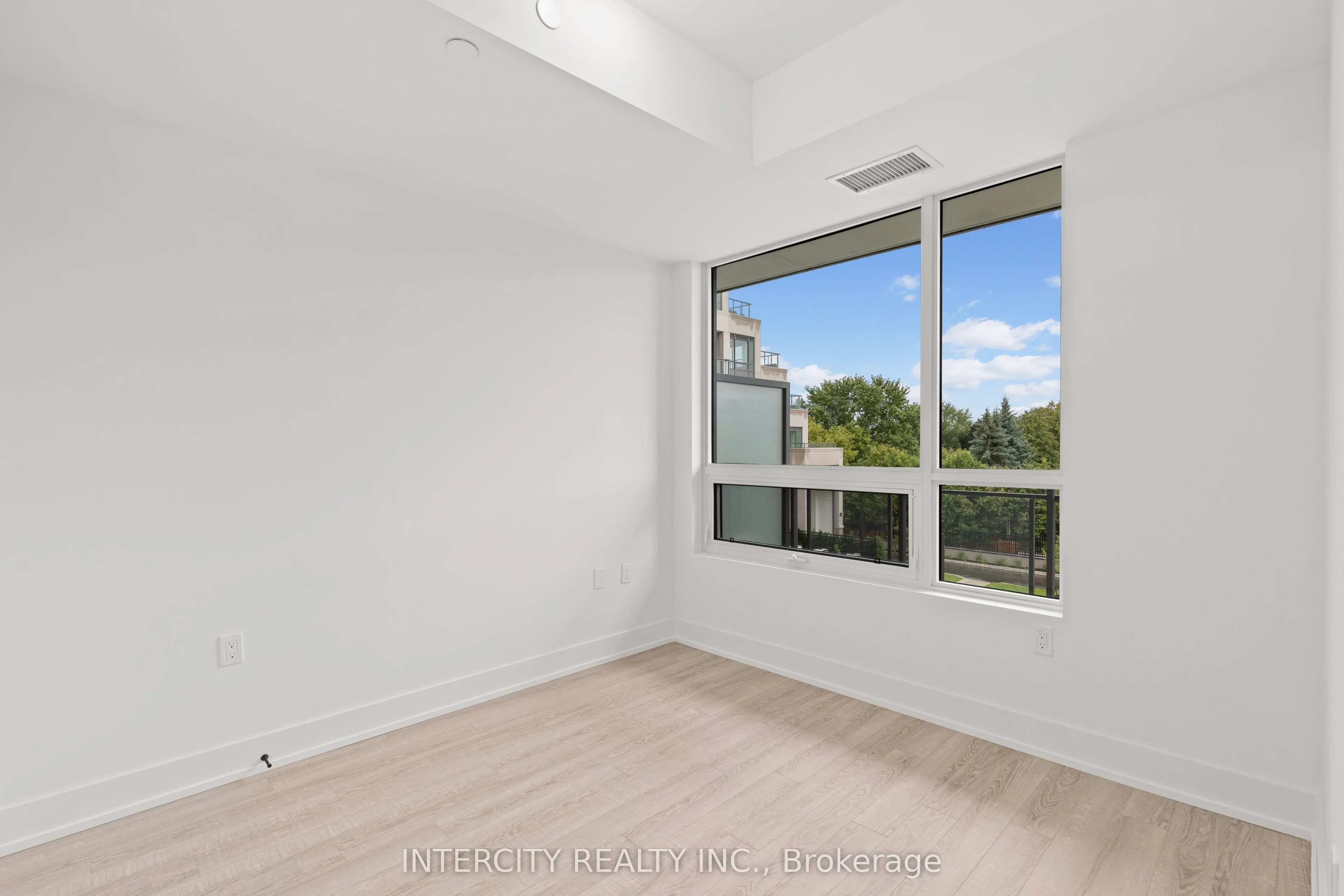 2075 King Road, #304