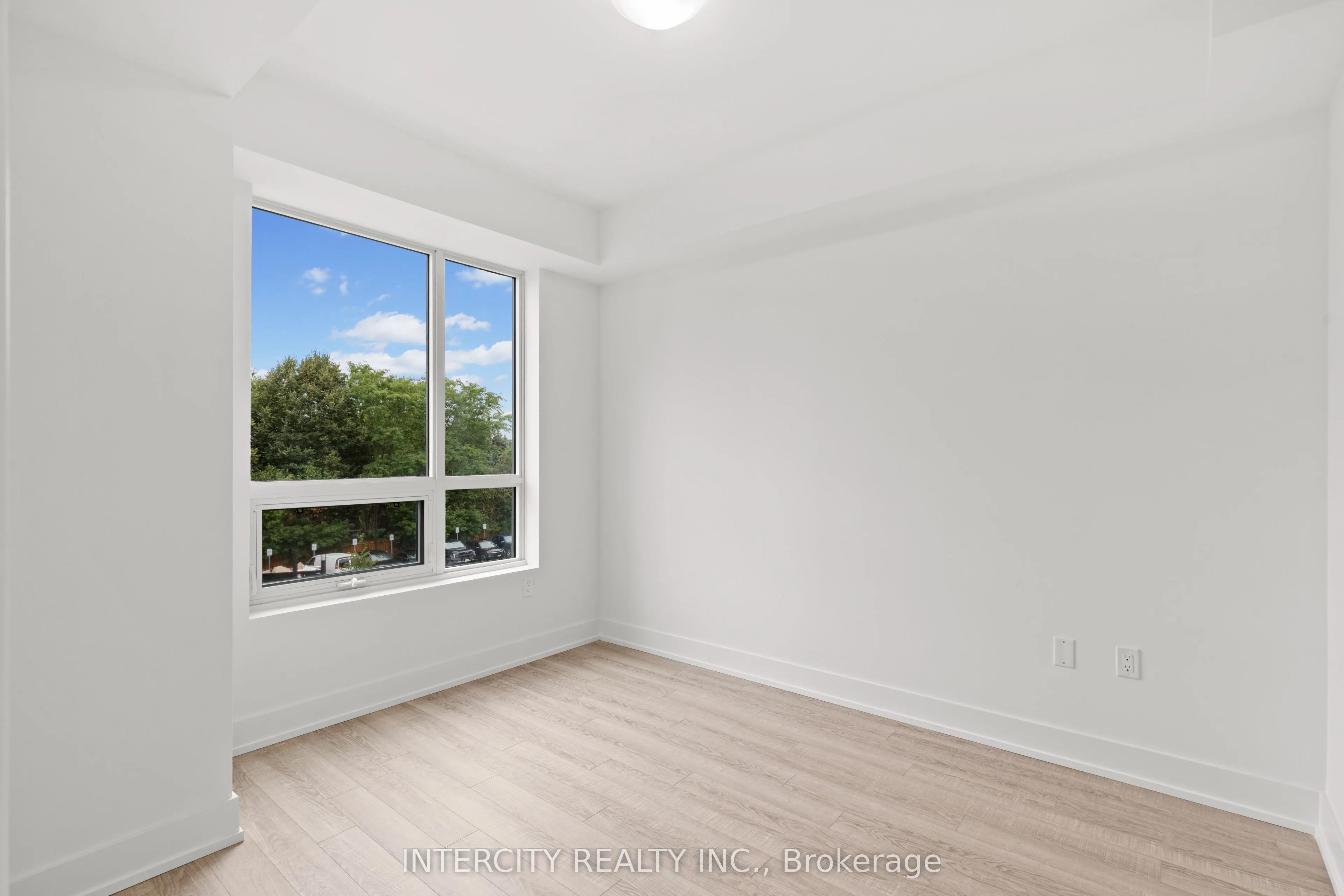 2075 King Road, #304