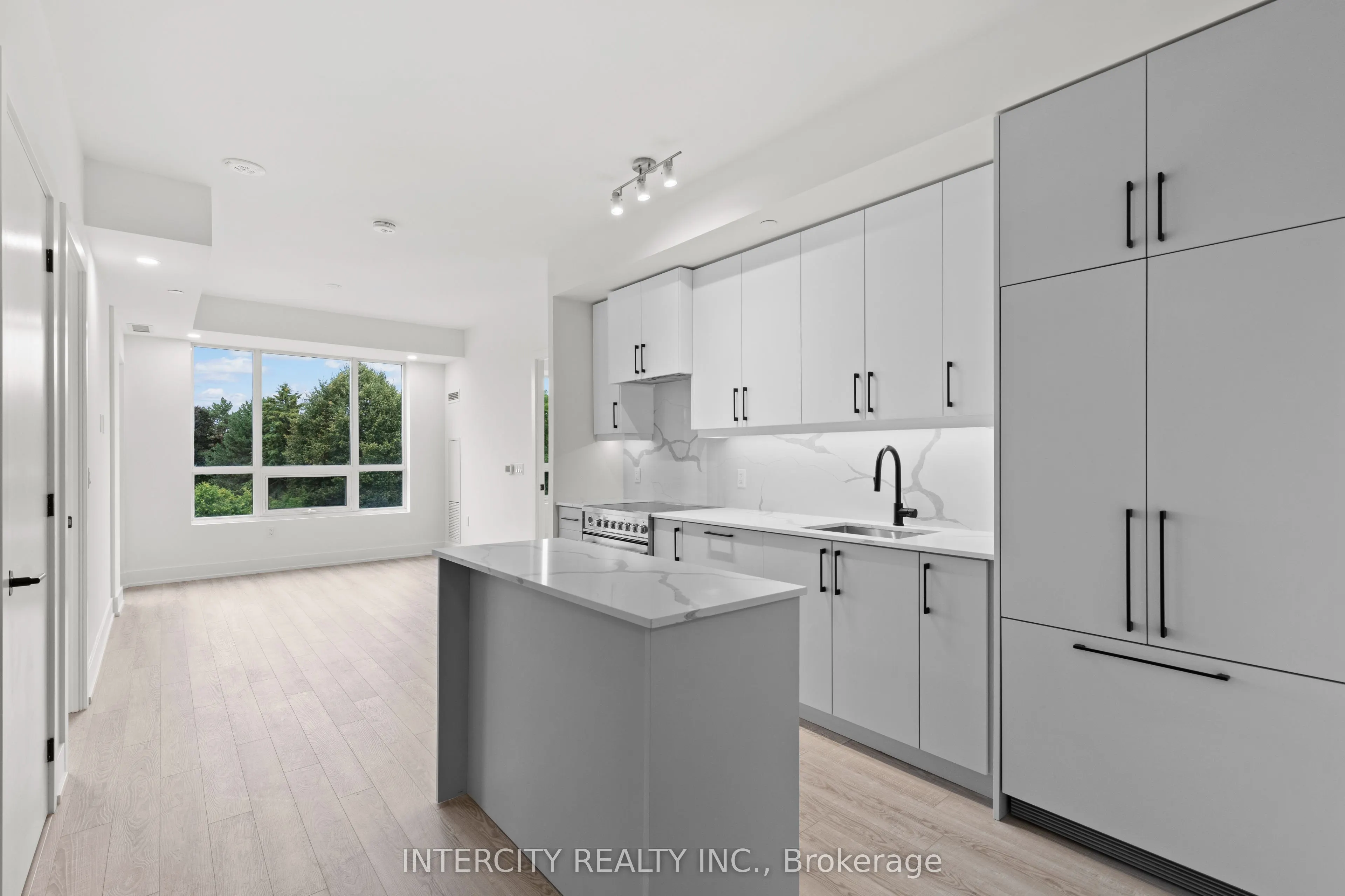 2075 King Road, #304