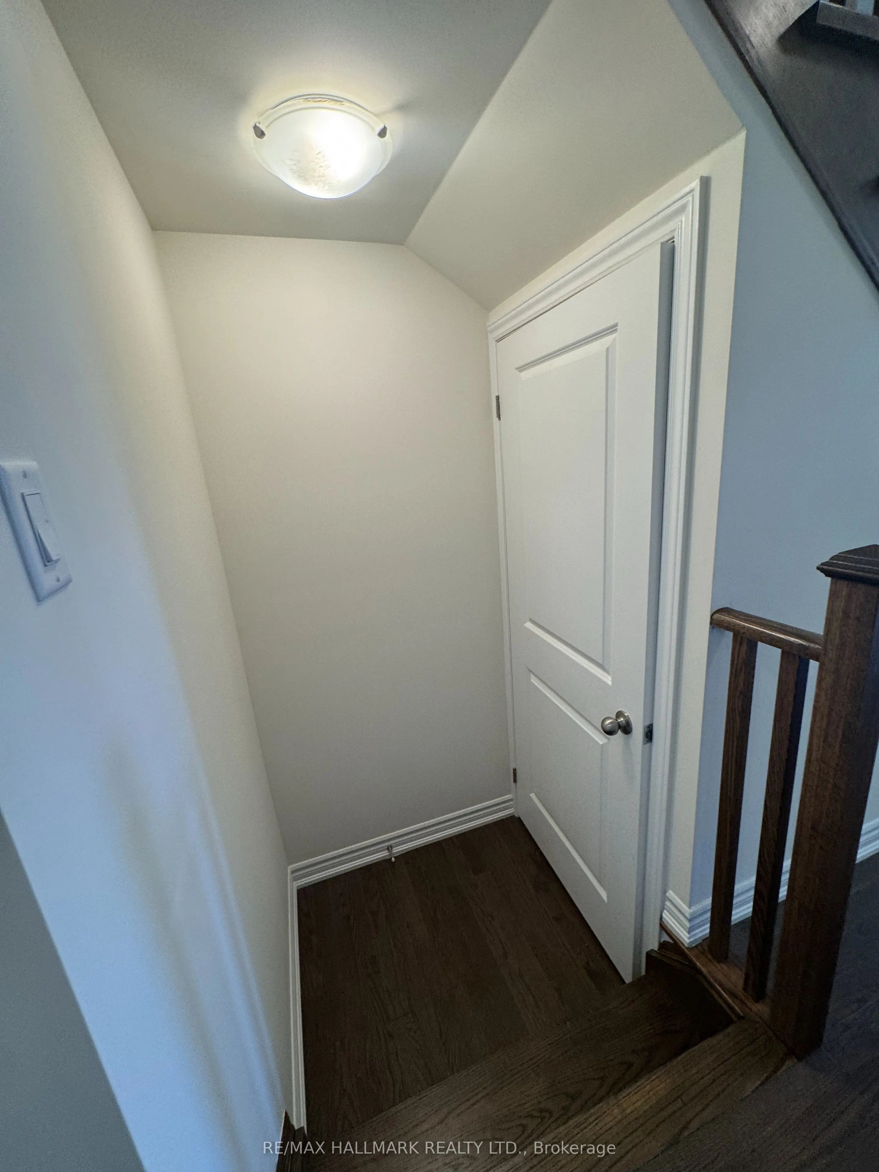 8 Haldimand Street