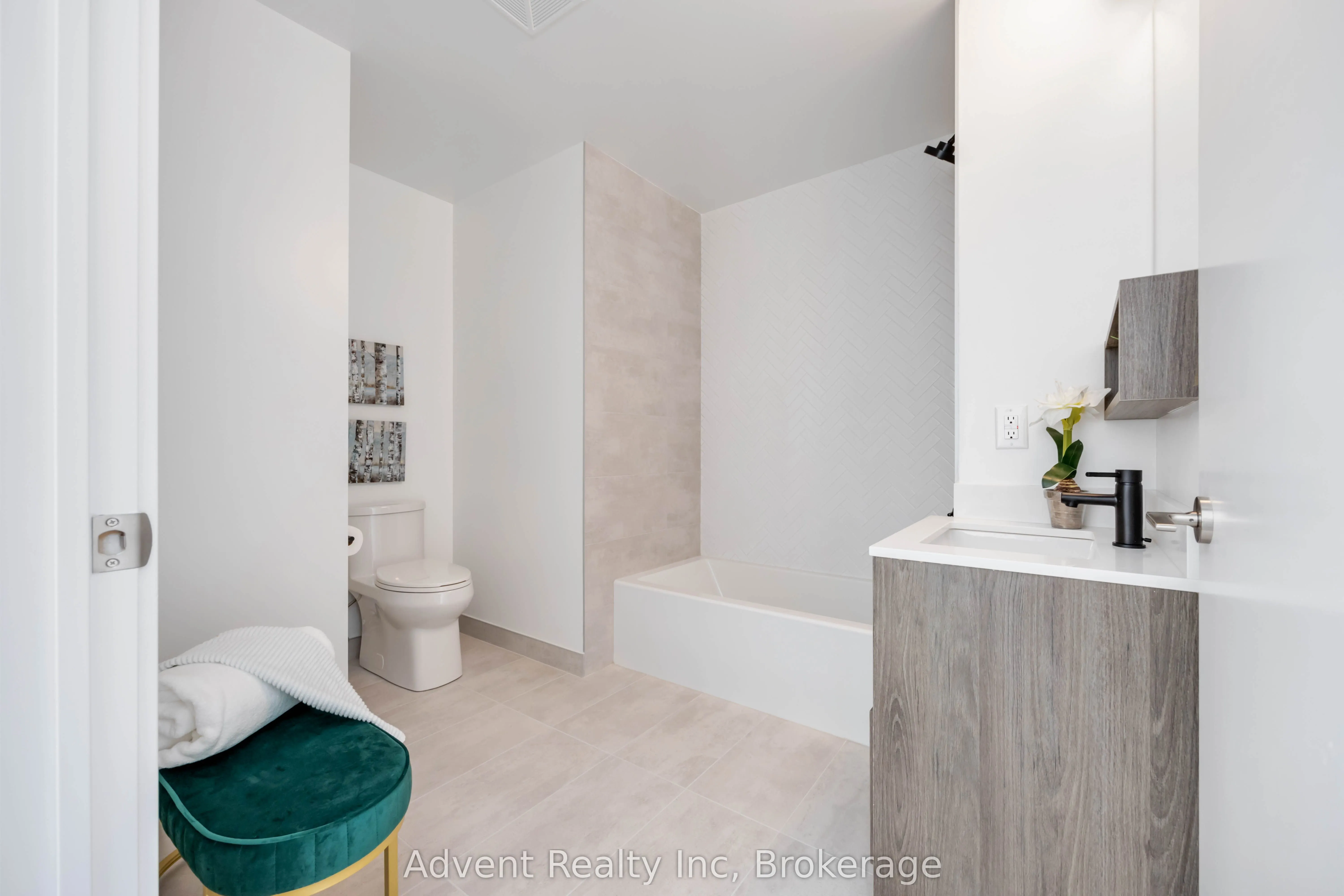8888 YONGE Street, #412