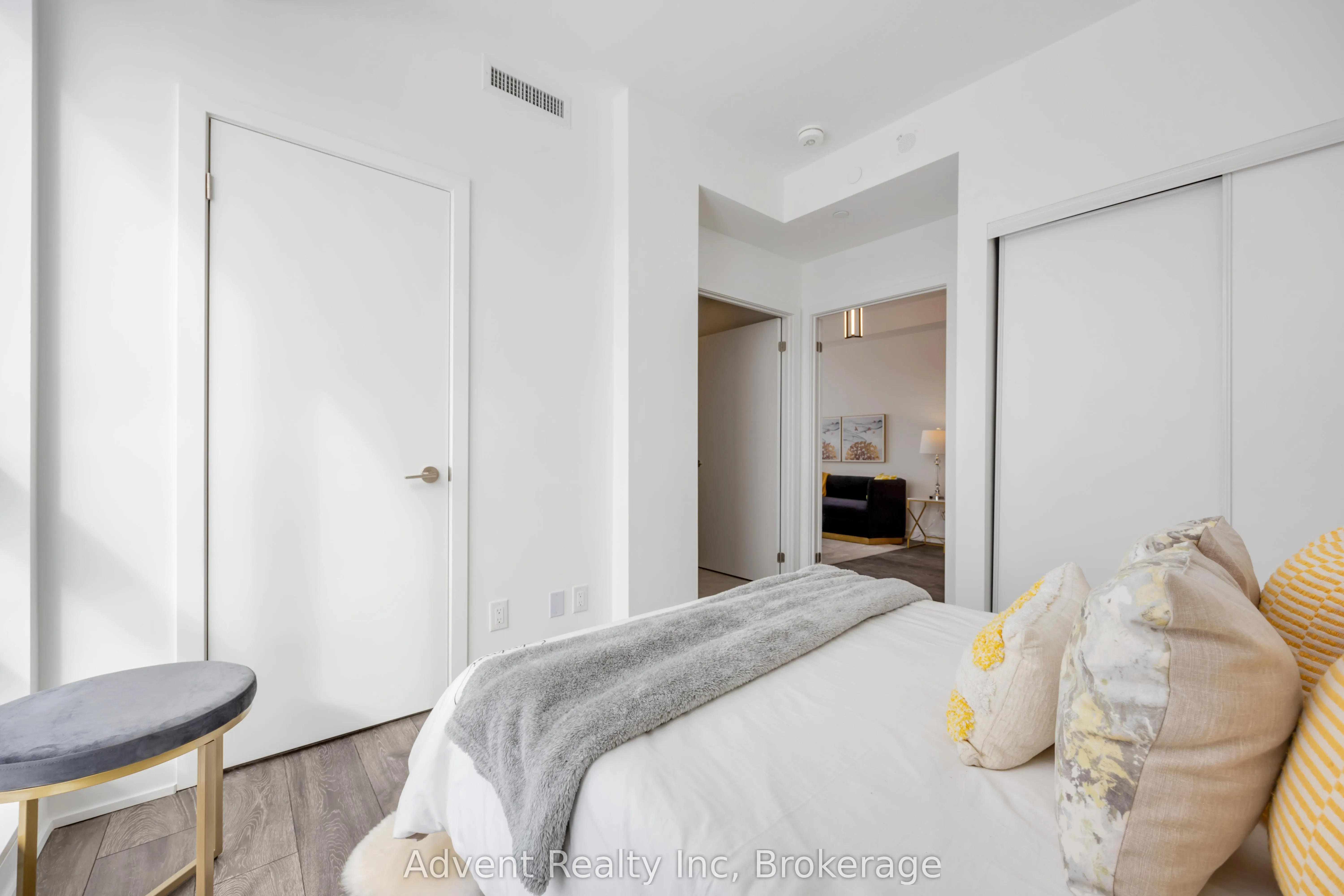 8888 YONGE Street, #412