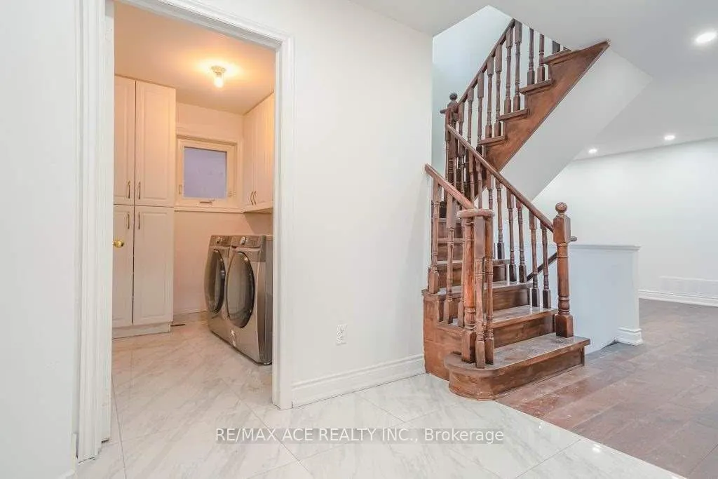 168 Roxbury Street, #Main