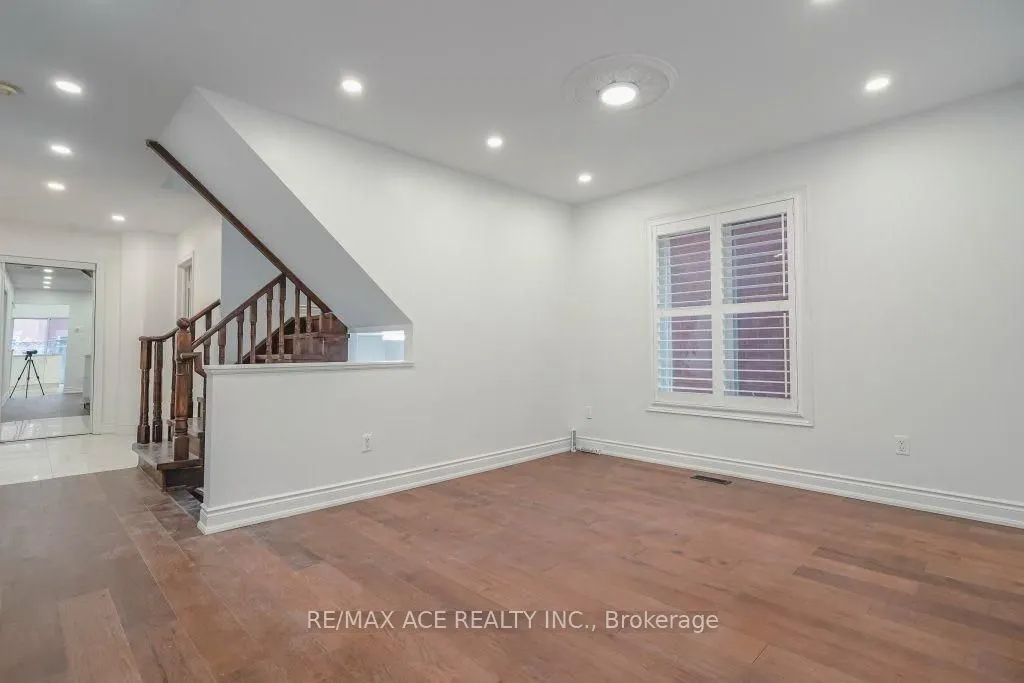 168 Roxbury Street, #Main