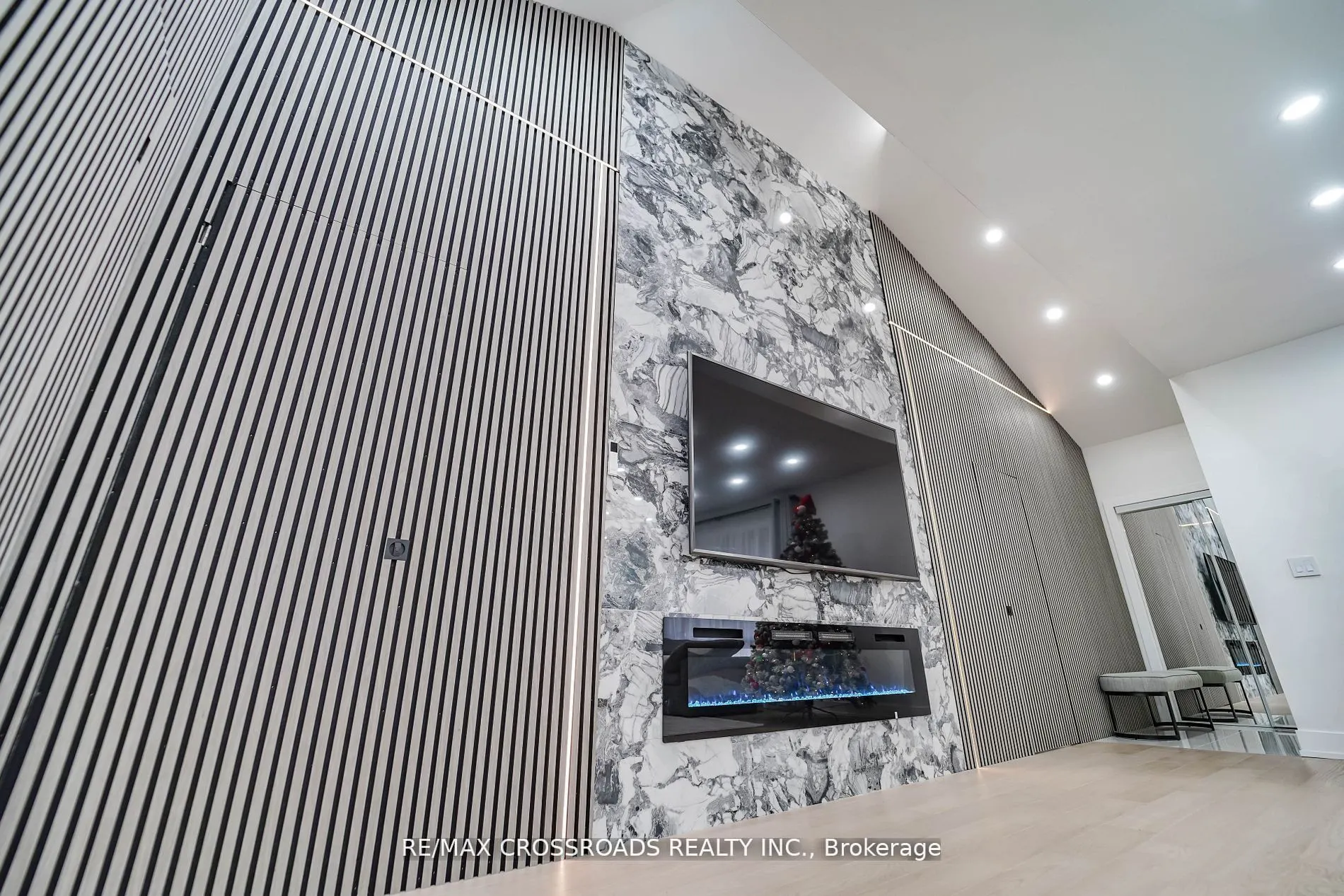 7118 yonge Street