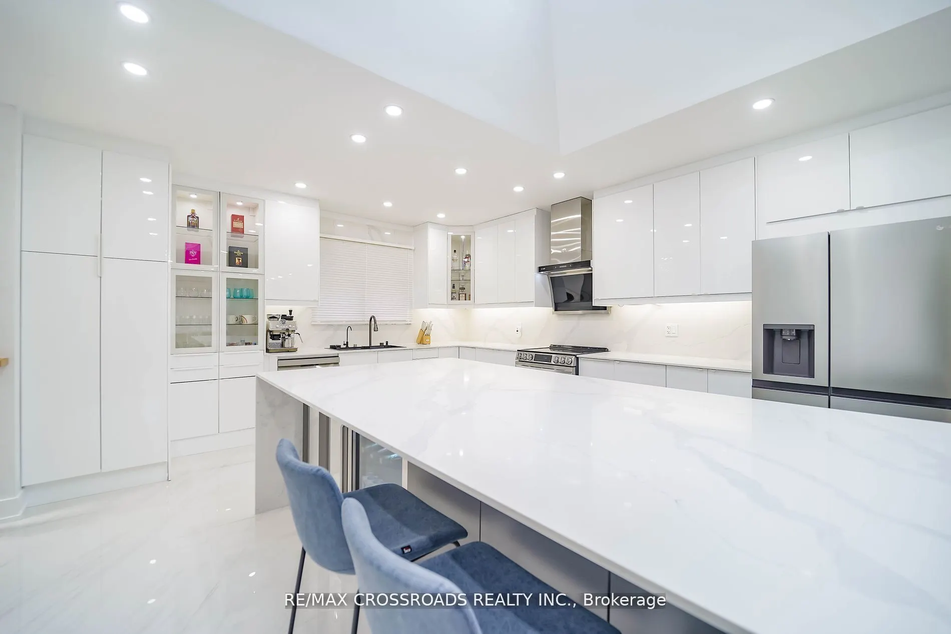 7118 yonge Street