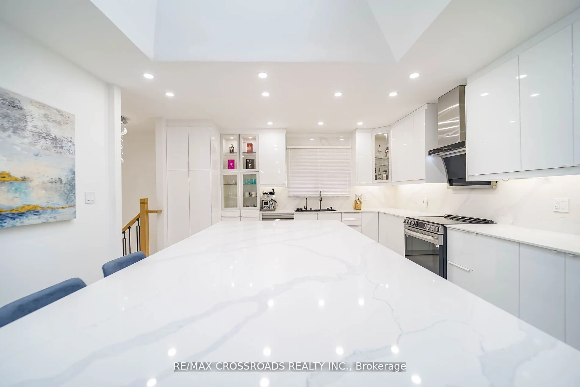 7118 yonge Street