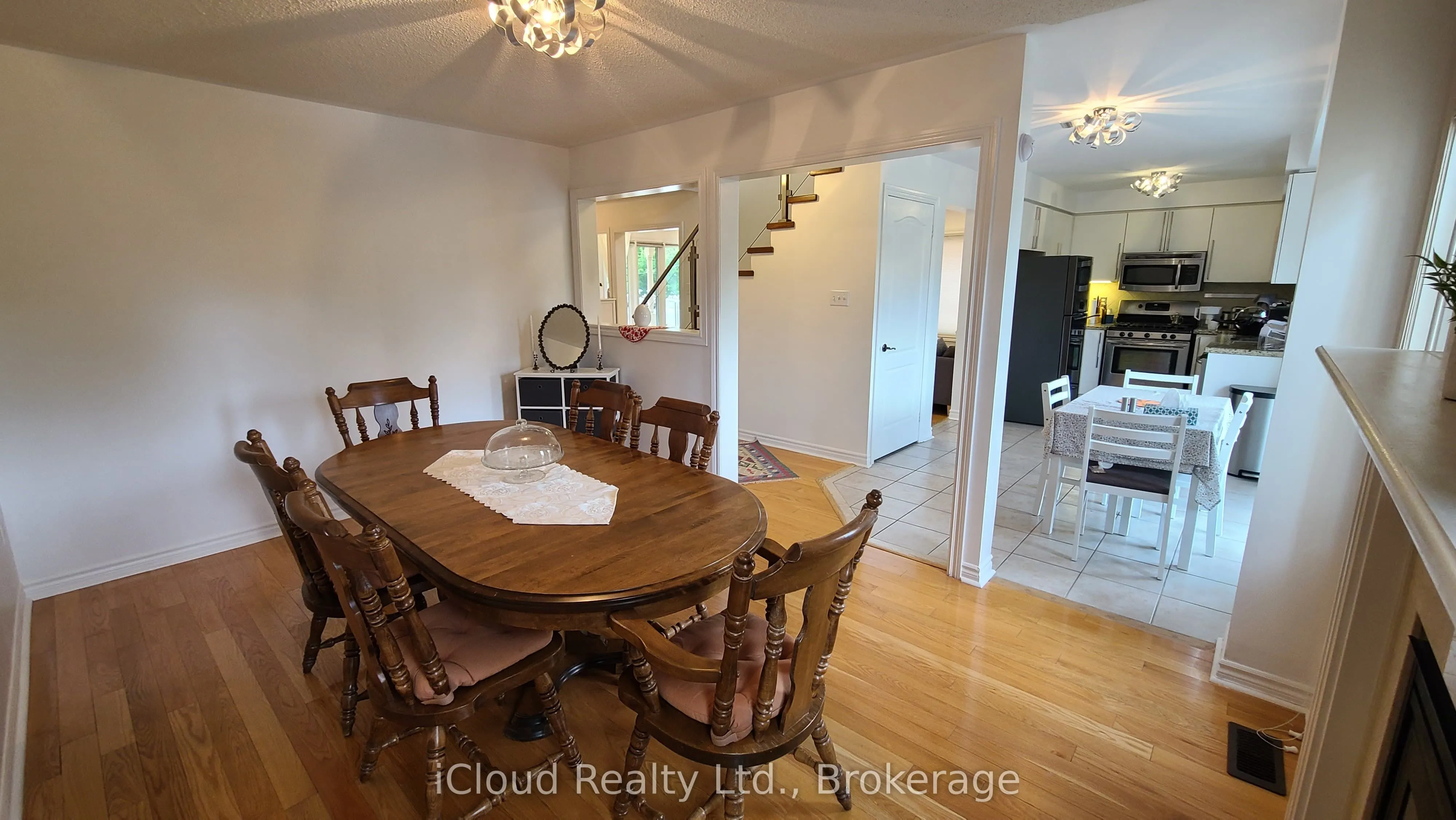 61 Raintree Crescent W