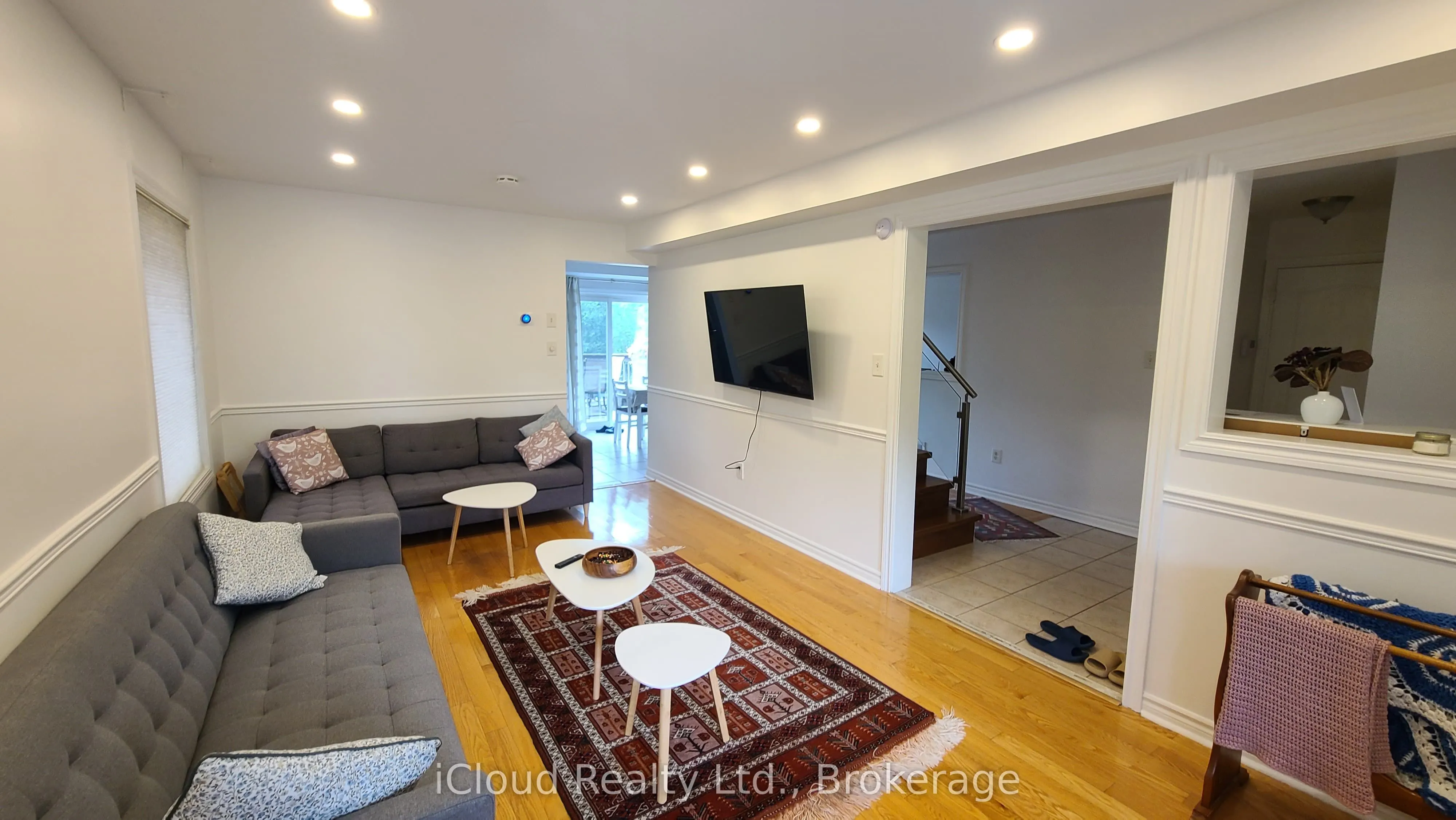 61 Raintree Crescent W