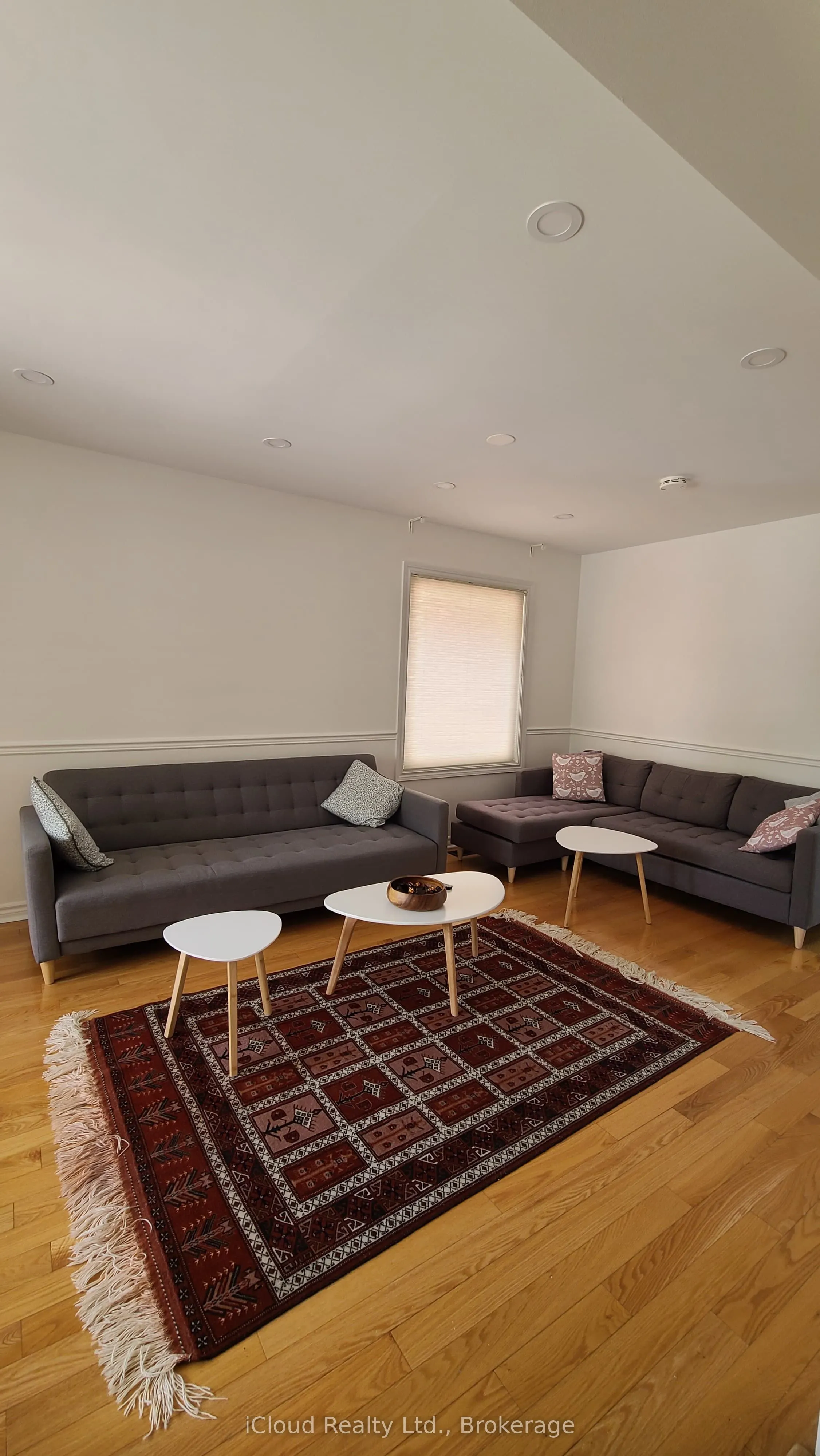 61 Raintree Crescent W